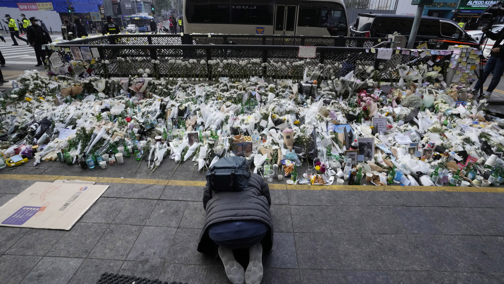 Ein Mann verneigt sich zum Gedenken an die Opfer nach der Massenpanik in Seoul | dpa