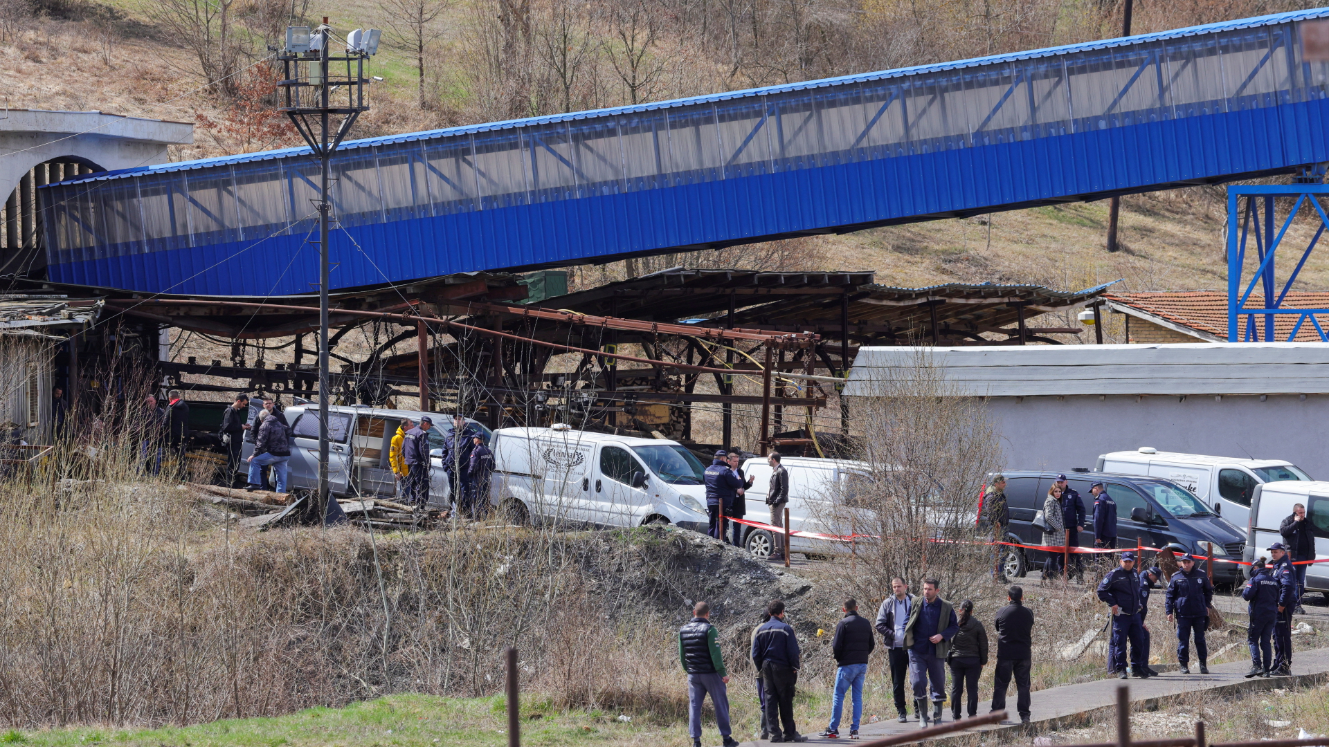 Unglück in Kohlemine in Serbien: Bergleute und Familienmitglieder stehen vor der Mine | REUTERS