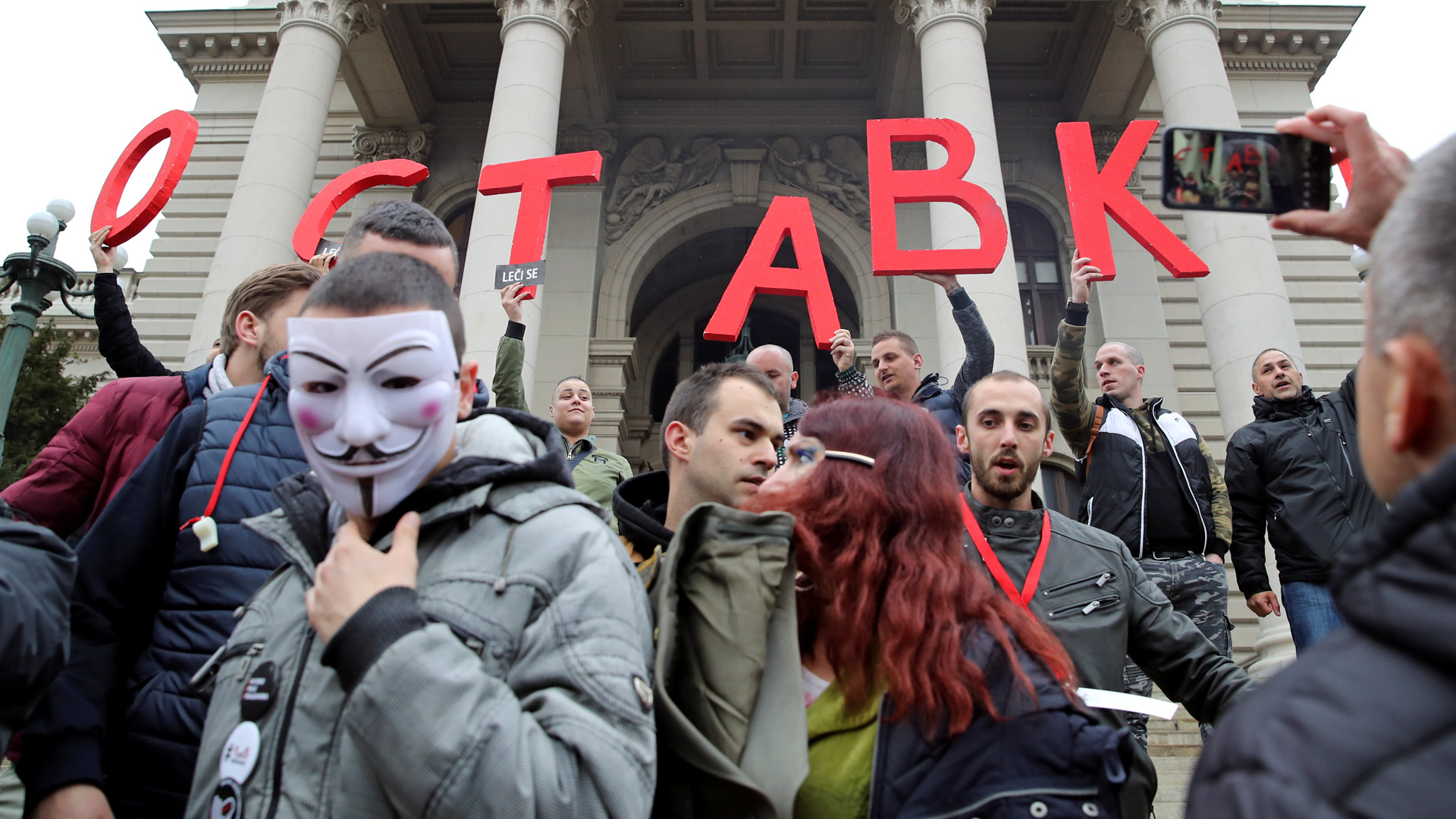 Demonstranten in Belgrad fordern den Rücktritt von Präsident Vucic | REUTERS
