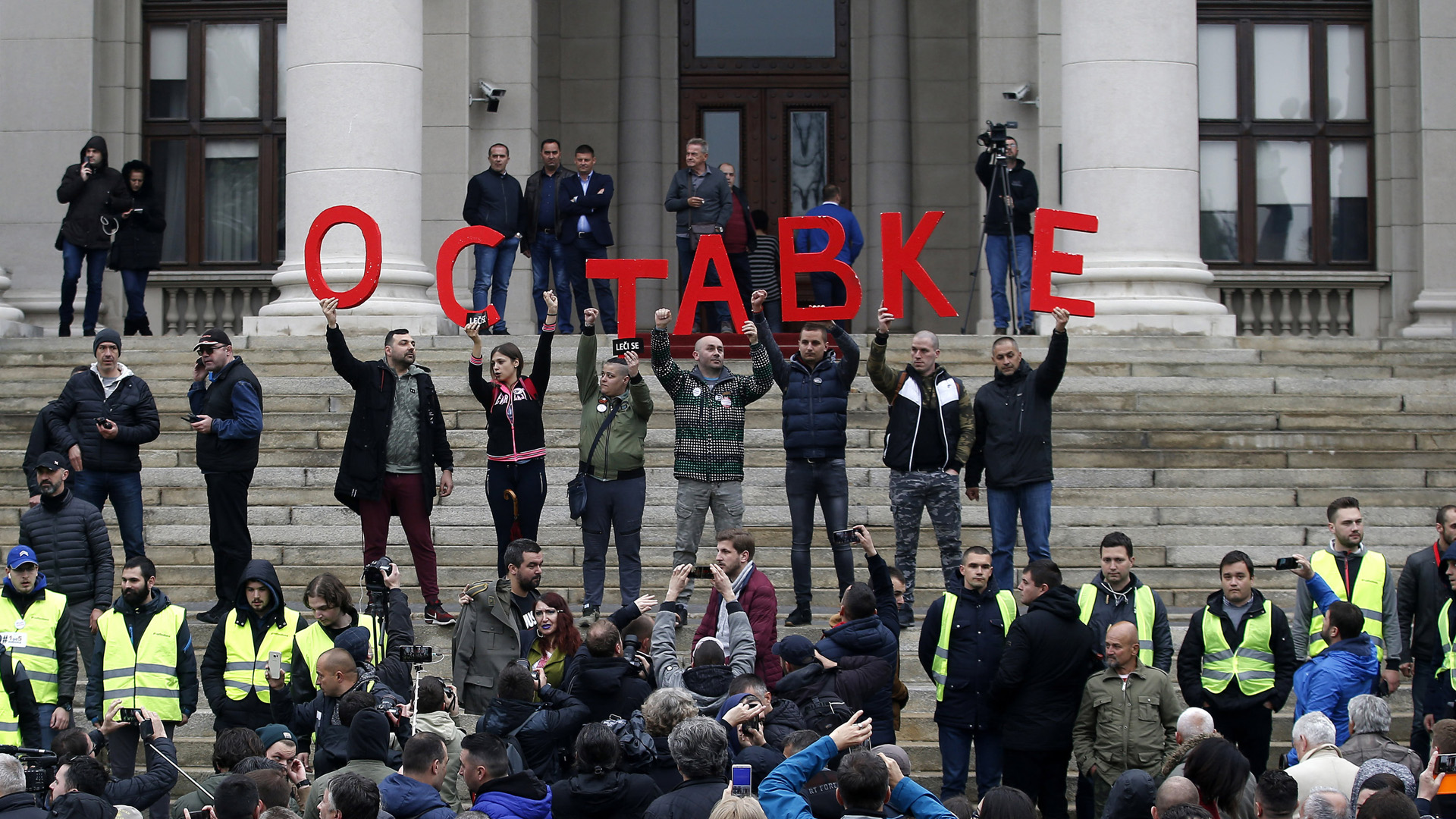 Demonstranten in Belgrad fordern den Rücktritt von Präsident Vucic | AP