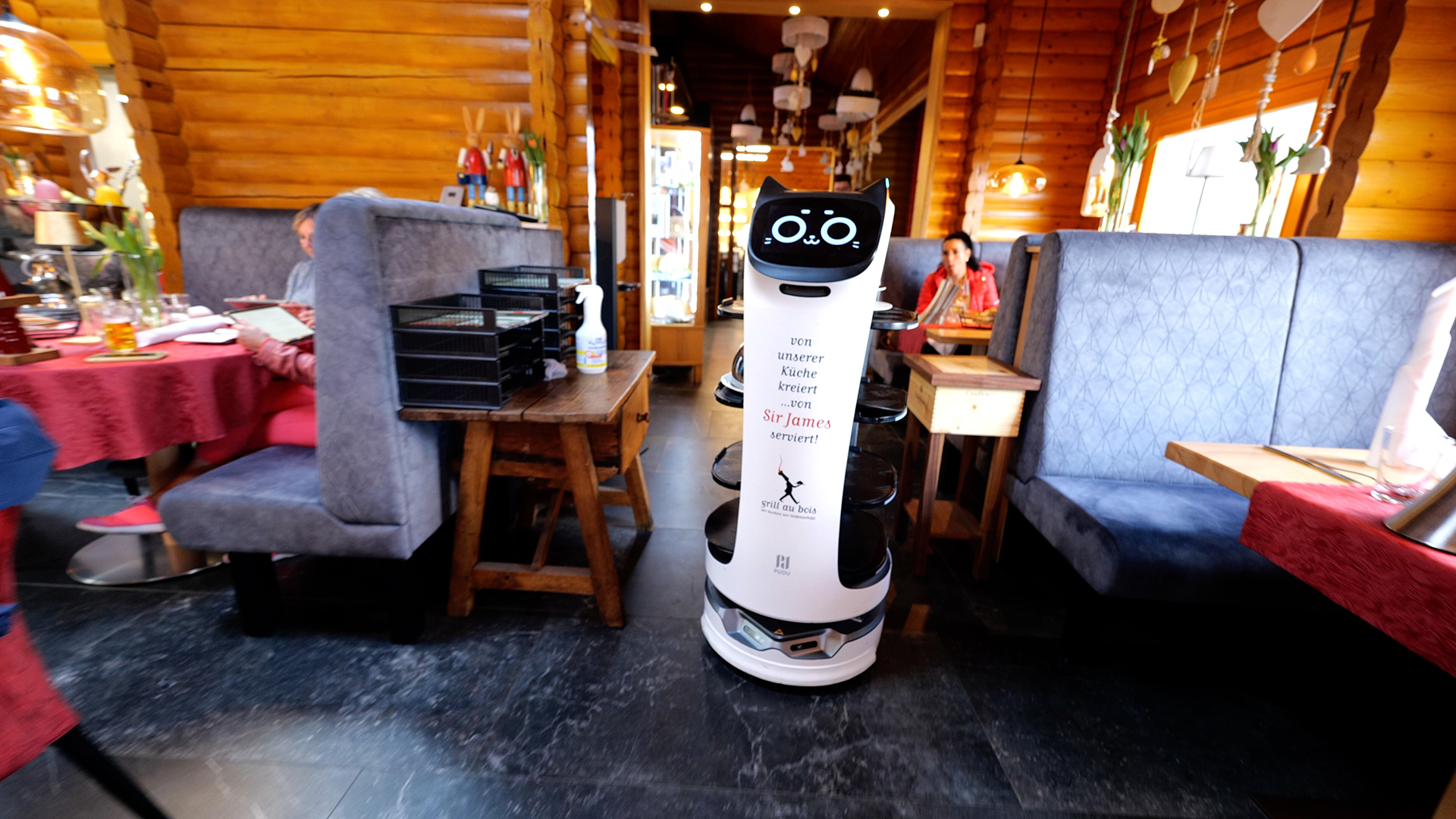 Ein Roboter-Kellner steht in einem Lokal. | SR/Felix Schneider