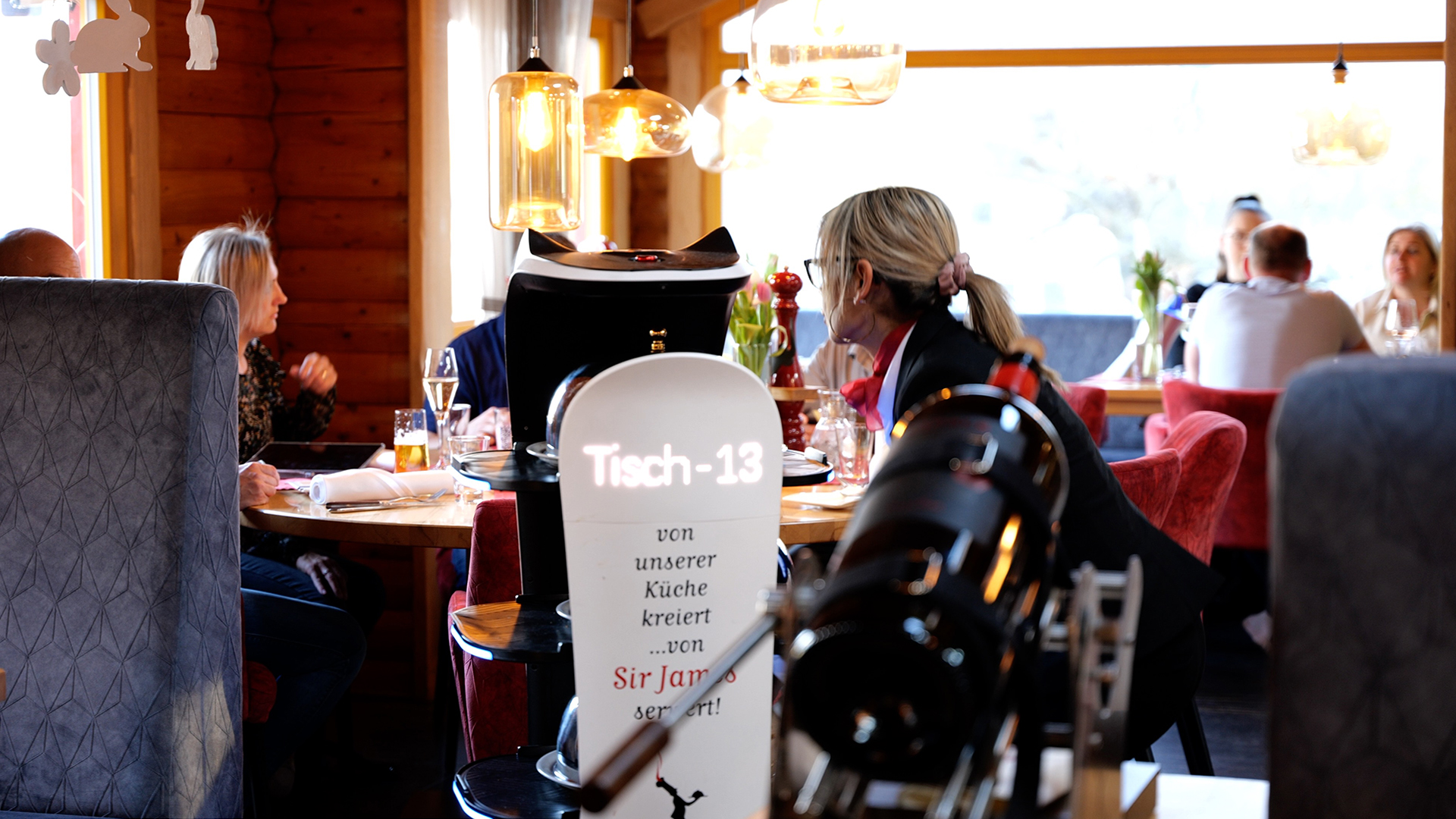 Ein Roboter-Kellner steht vor einem Tisch in einem Lokal. | SR/Felix Schneider