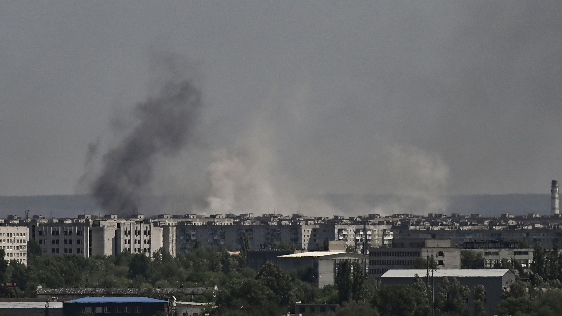 Rauch steigt über Sjewjerodonezk auf. | AFP