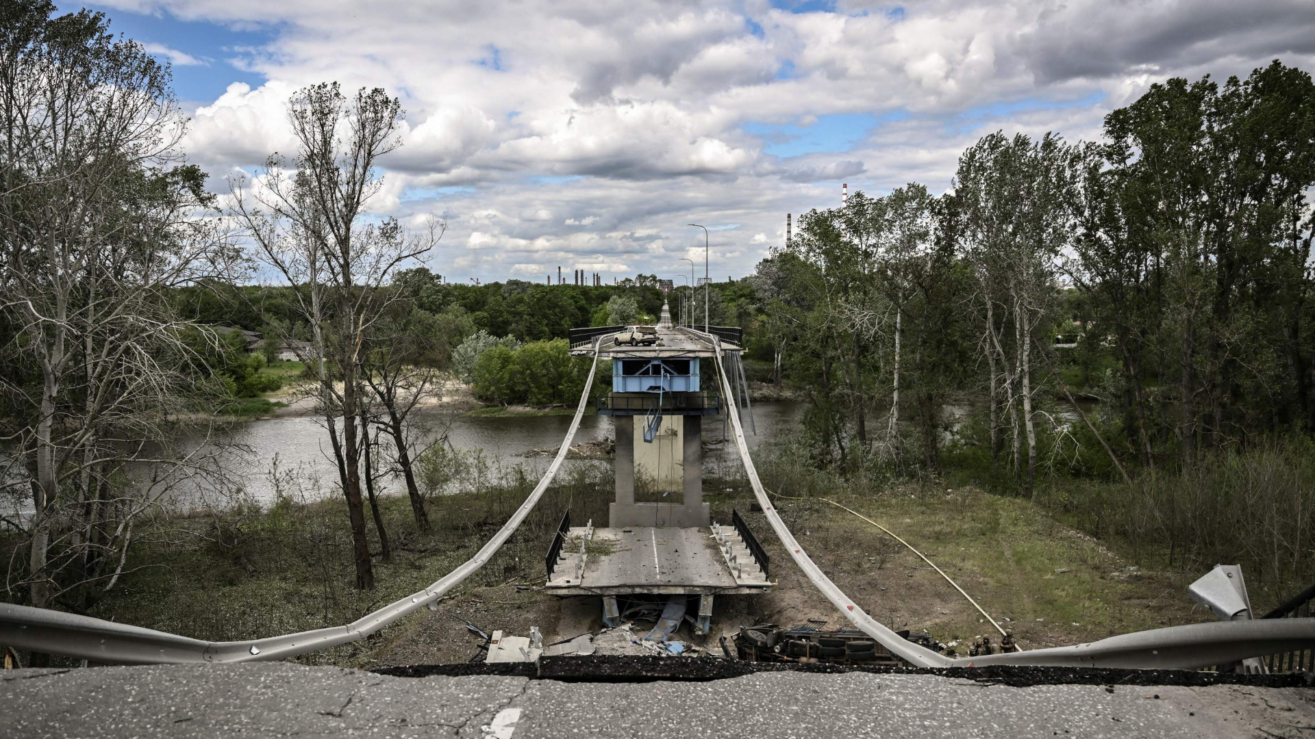 Eine zerstörte Brücke zwischen den ukrainischen Städten Sewerodonetsk und Lyssytschansk | AFP