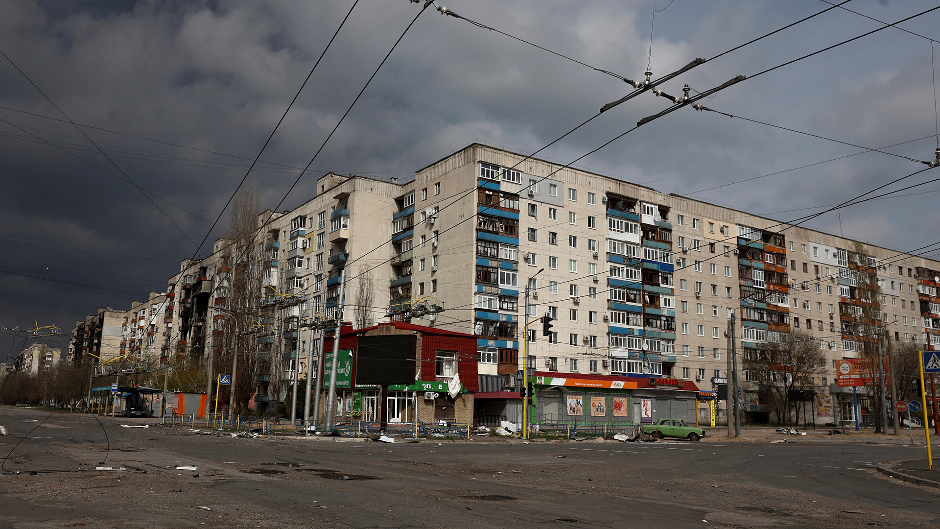 Beschädigte Wohngebäude in Sjewjerodonezk. | REUTERS