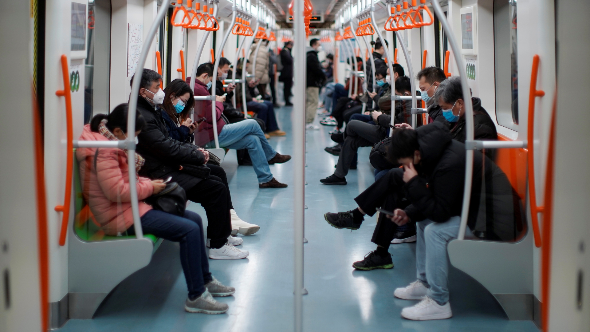 Pendler sitzen mit Schutzmasken  in einer U-Bahn in Shanghai. | REUTERS
