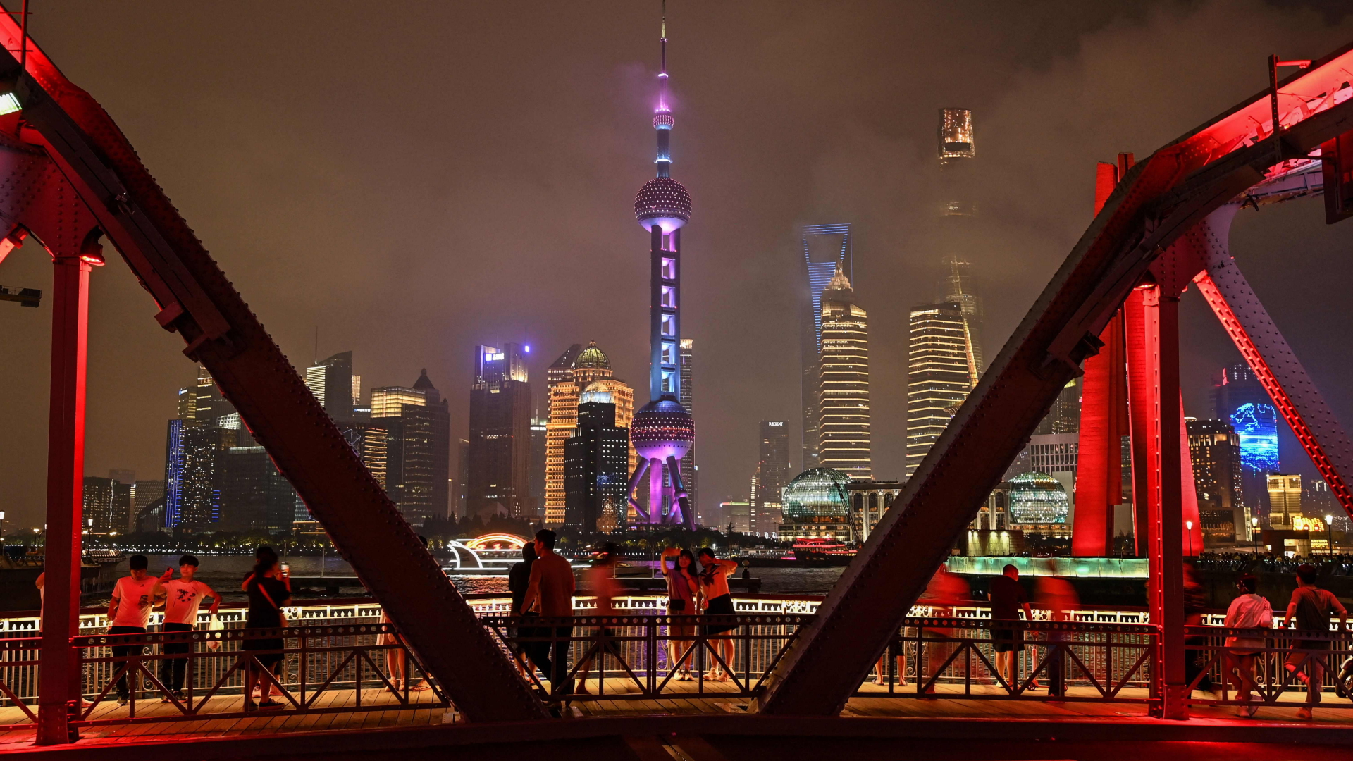 Blick auf die Skyline der chinesischen Wirtschaftsmetropole Shanghai