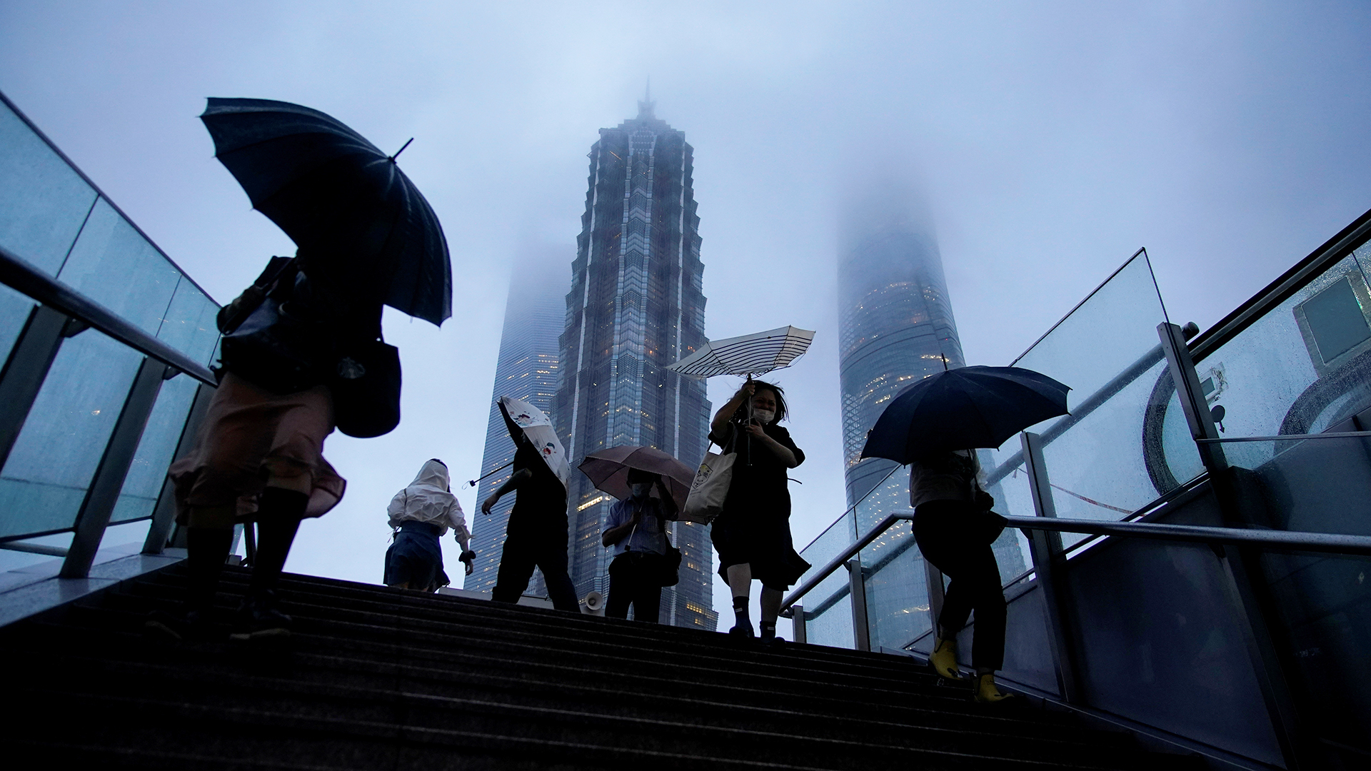 Menschen unter Schirmen | REUTERS