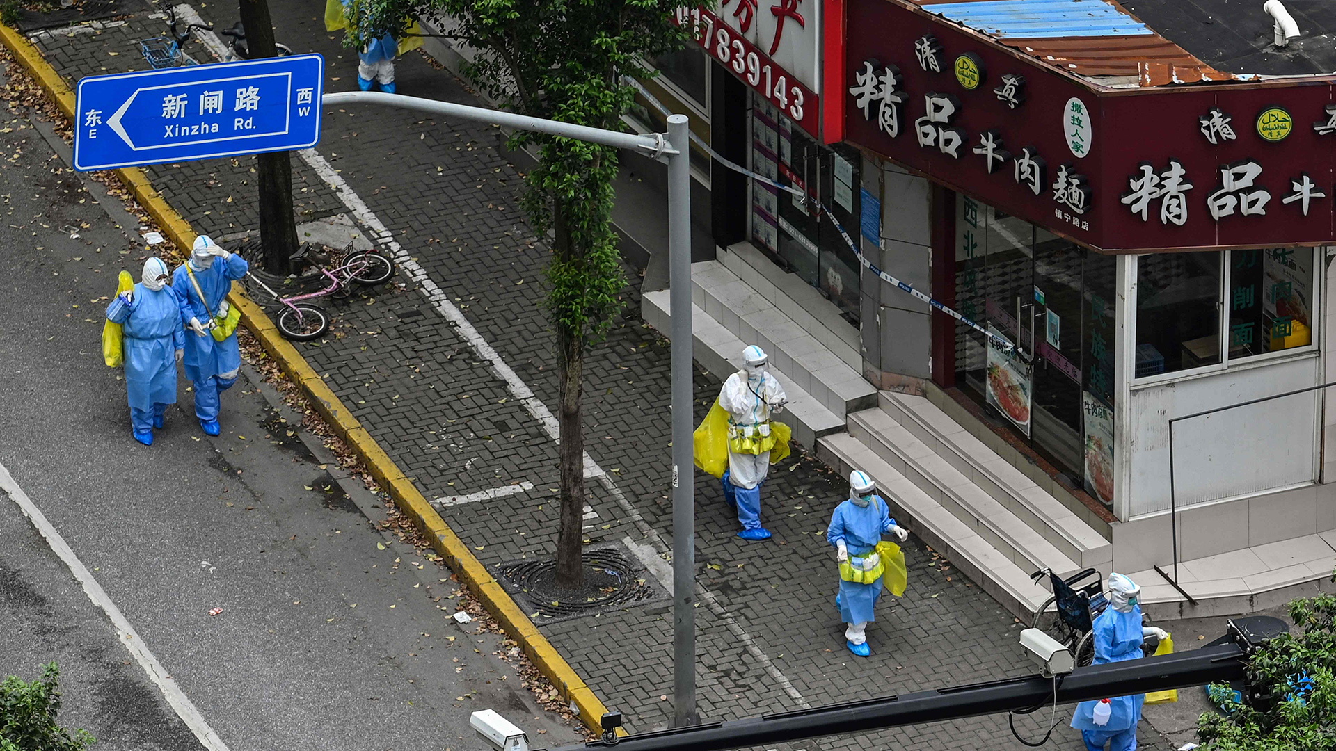 Mitarbeiter des Gesundheitswesens in einem Wohngebiet im Bezirk Jing'an in Shanghai, China | AFP