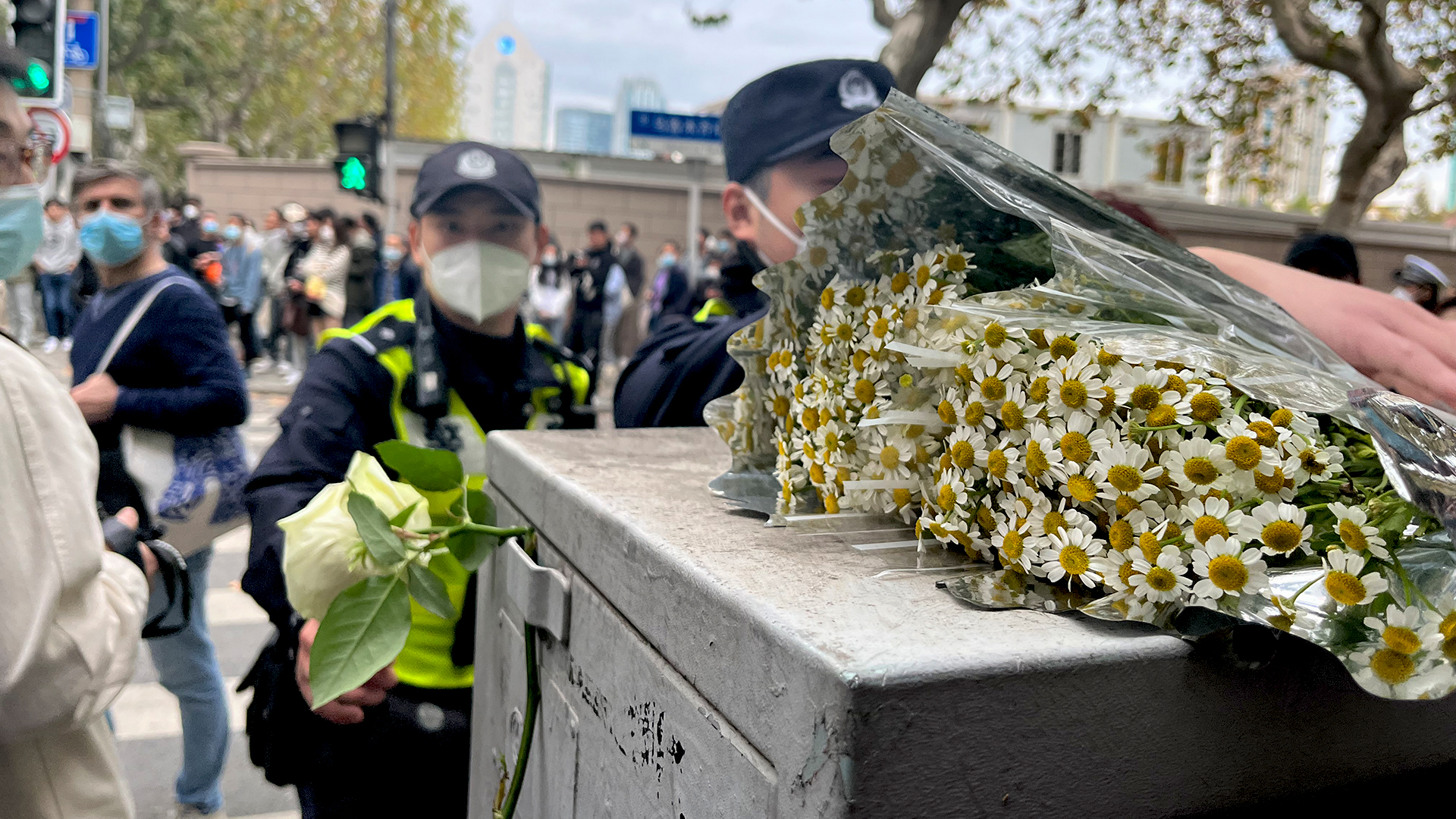 Polizisten räumen die Blumen der Demonstranten weg. | Eva Lamby-Schmitt