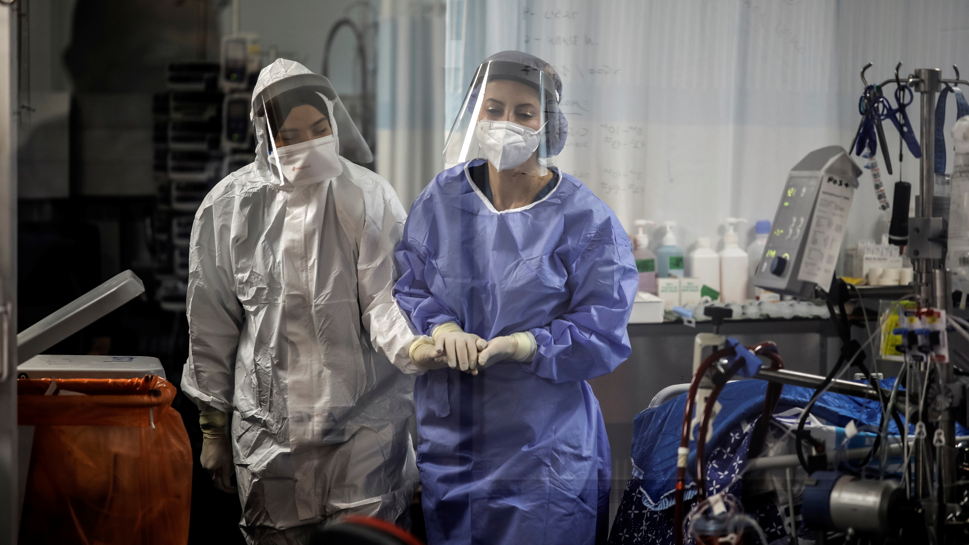 Angestellte im Sheba Medical Center  | REUTERS