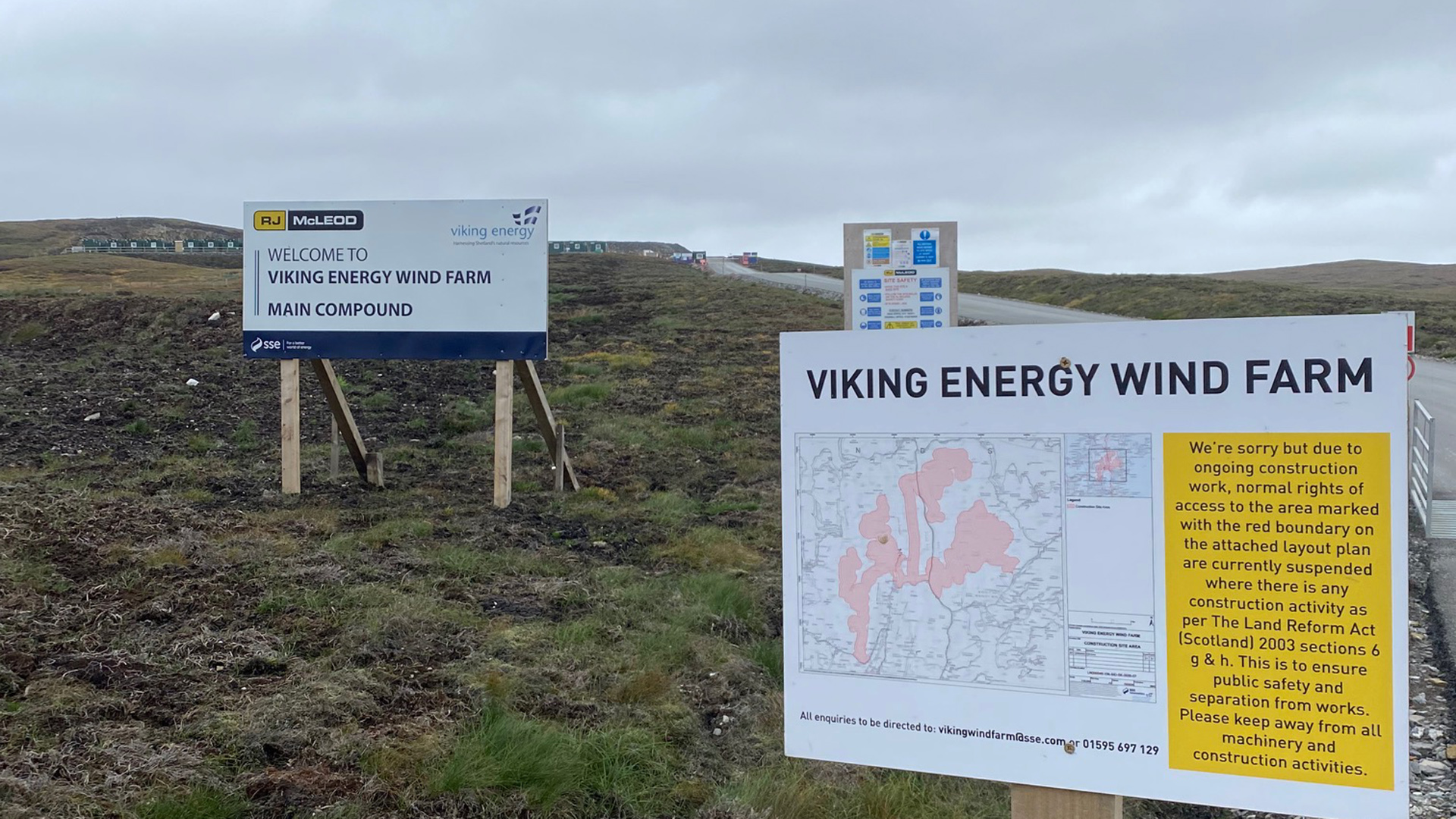 Schilder für den geplanten Windpark, Shetland-Inseln. | Christoph Prössl