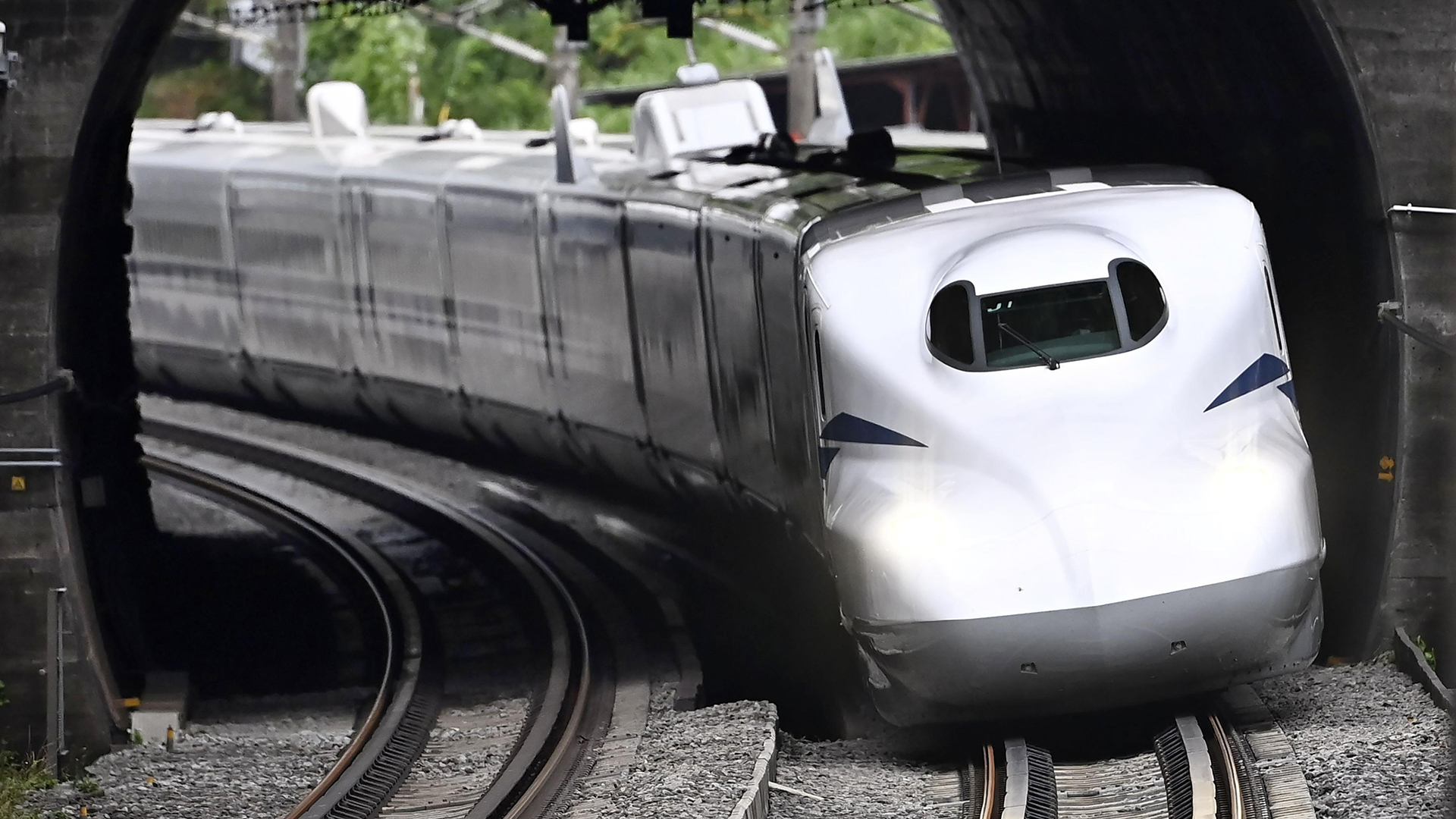 Ein Shinkansen-Hochgeschwindigkeitszug fährt in Oiso im Osten Japans aus einem Tunnel.  | picture alliance/dpa/kyodo