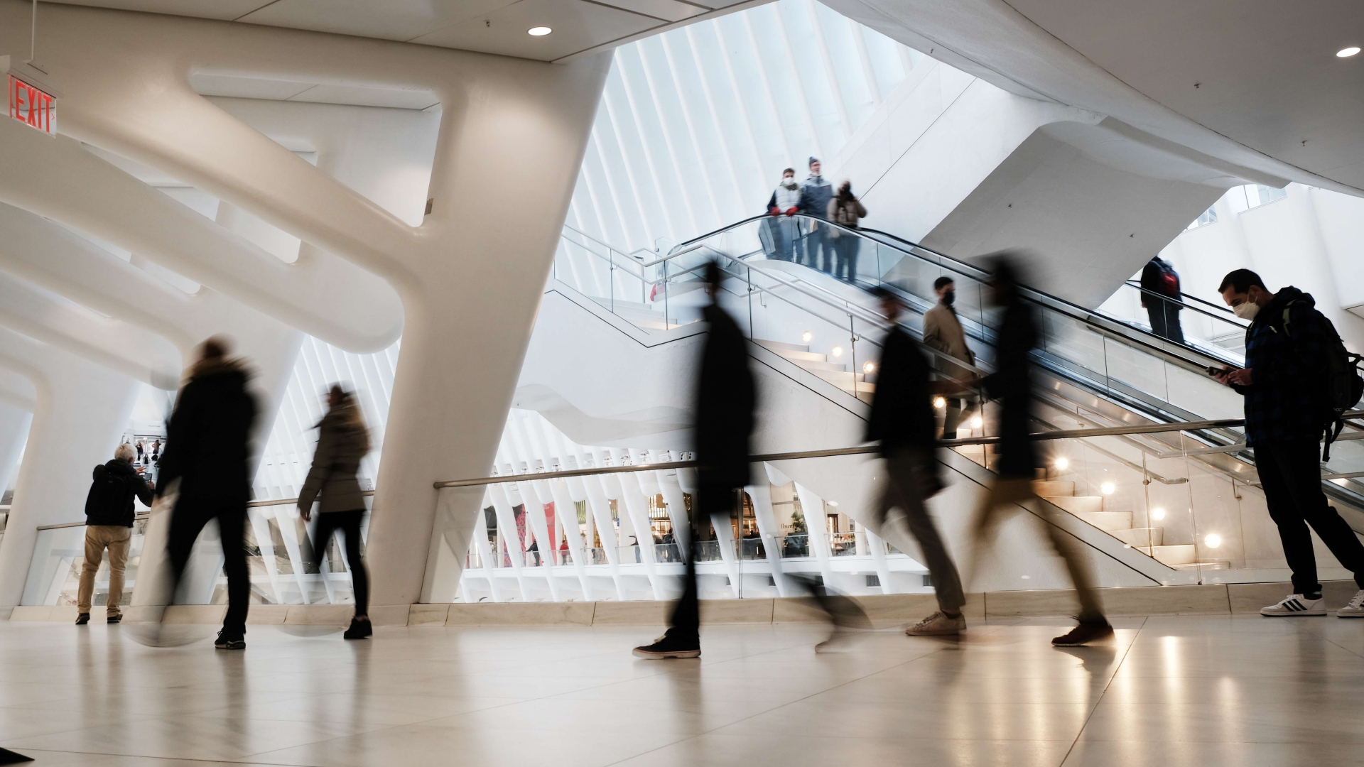 Kunden laufen durch ein Einkaufszentrum in New York | AFP