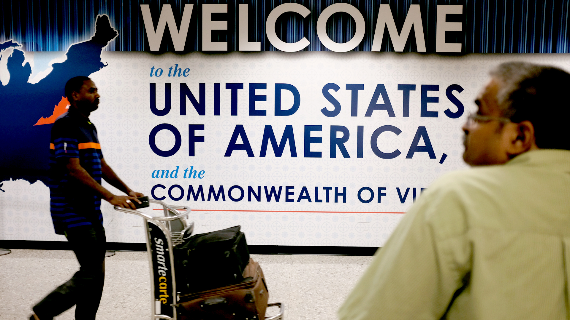 Flugpassagiere bei der Einreise in die USA | REUTERS