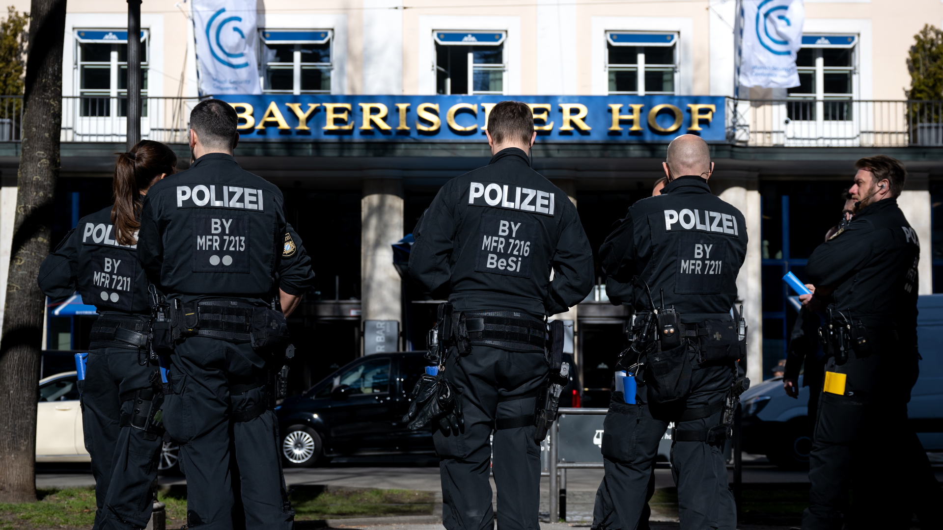Polizisten vor dem Bayerischen Hof, in dem die Münchner Sicherheitskonferenz stattfindet | dpa