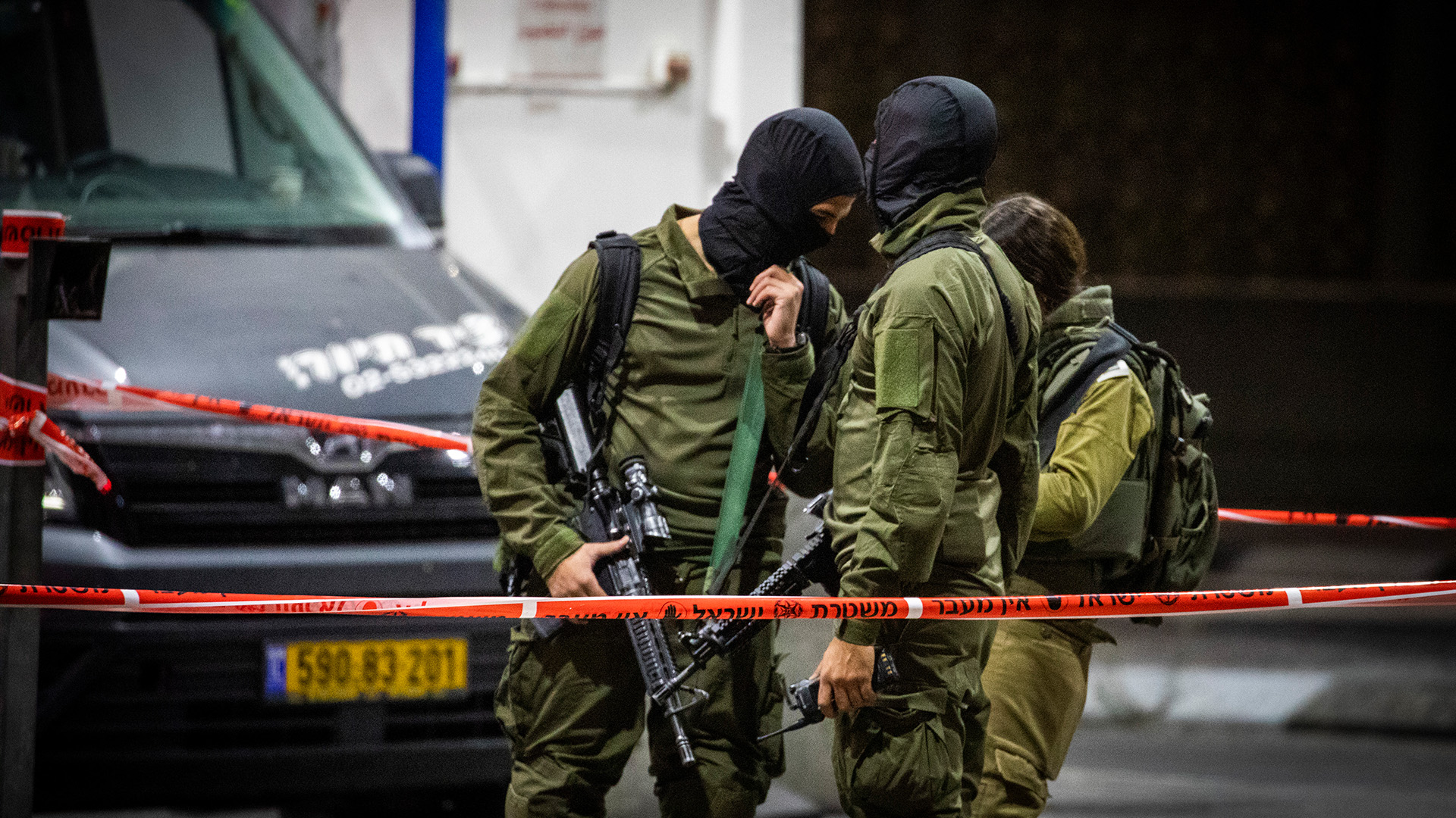 Israelische Sicherheitskräfte mit Staurmhauben über ihren Köpfen | dpa