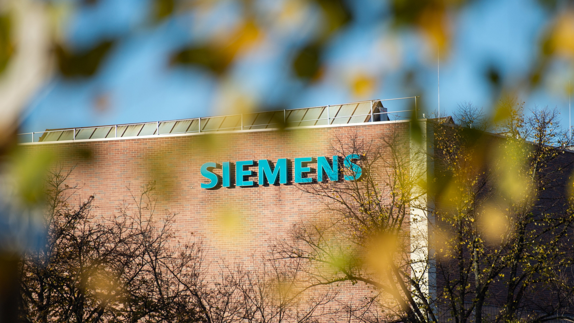 Ein Siemens-Schriftzug prangt an einem Gebäude. | Bildquelle: dpa