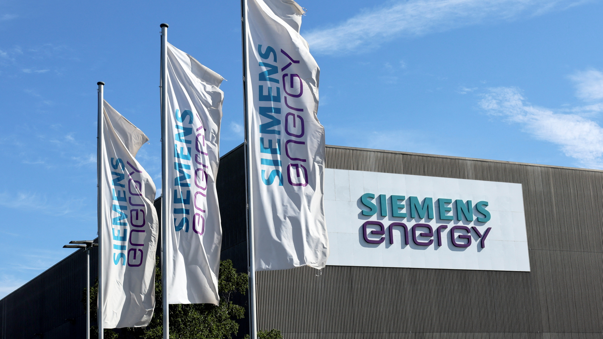 Flaggen wehen vor dem Firmengebäude von Siemens Energy in Mülheim an der Ruhr. | REUTERS