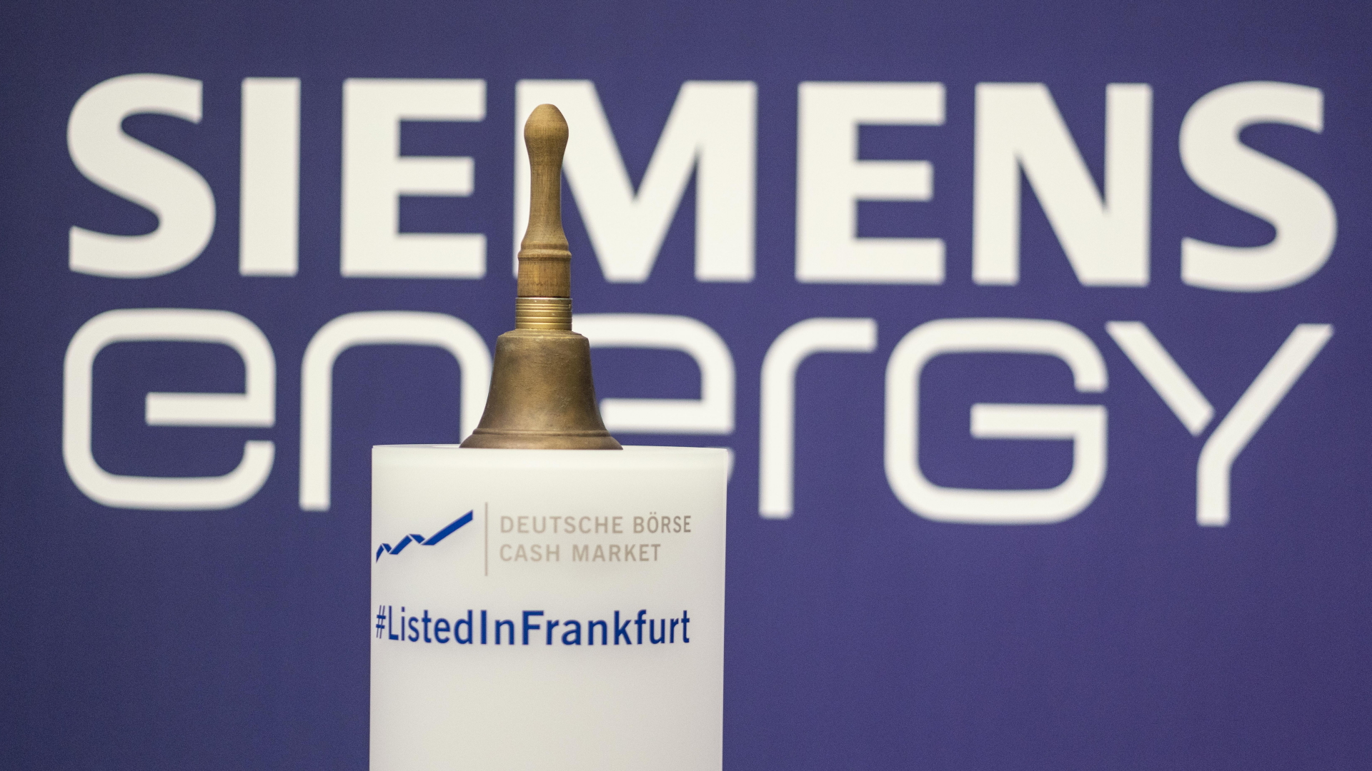 Siemens Energy steht im Handelssaal der der Frankfurter Wertpapierbörse hinter der Glocke vor der Erstnotierung der Energiesparte von Siemens, die an diesem Tag an die Börse ging. 