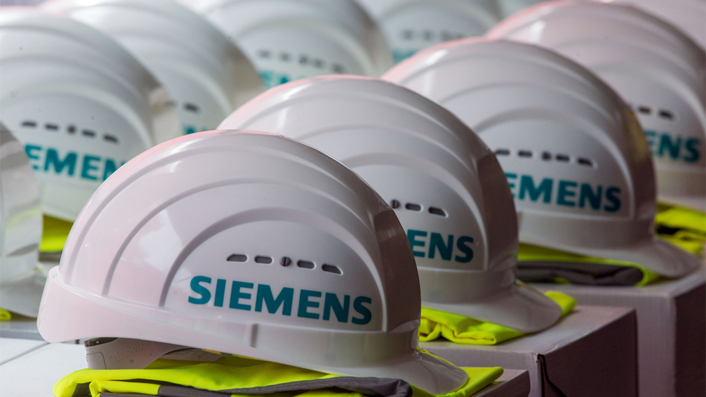 Schutzhelme mit dem Logo der Siemens AG