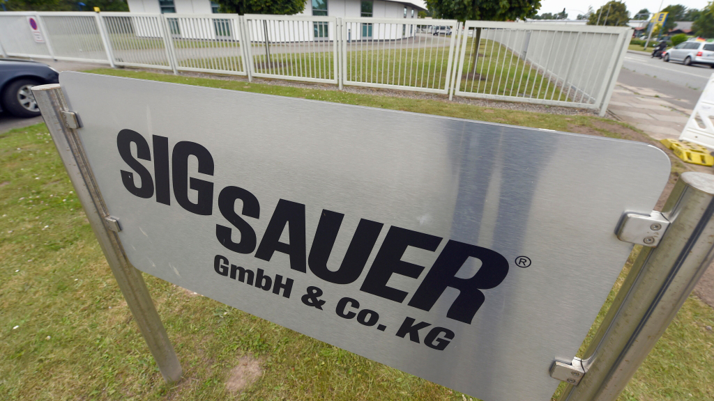 Firmenschild der SIG Sauer GmbH in Eckernförde | dpa