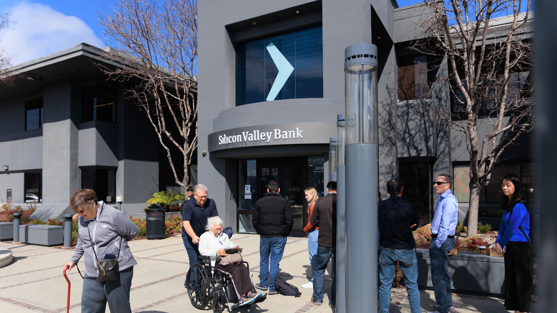 Kunden stehen vor dem Hauptsitz der Silicon Valley Bank in Santa Clara, Kalifornien | picture alliance / AA