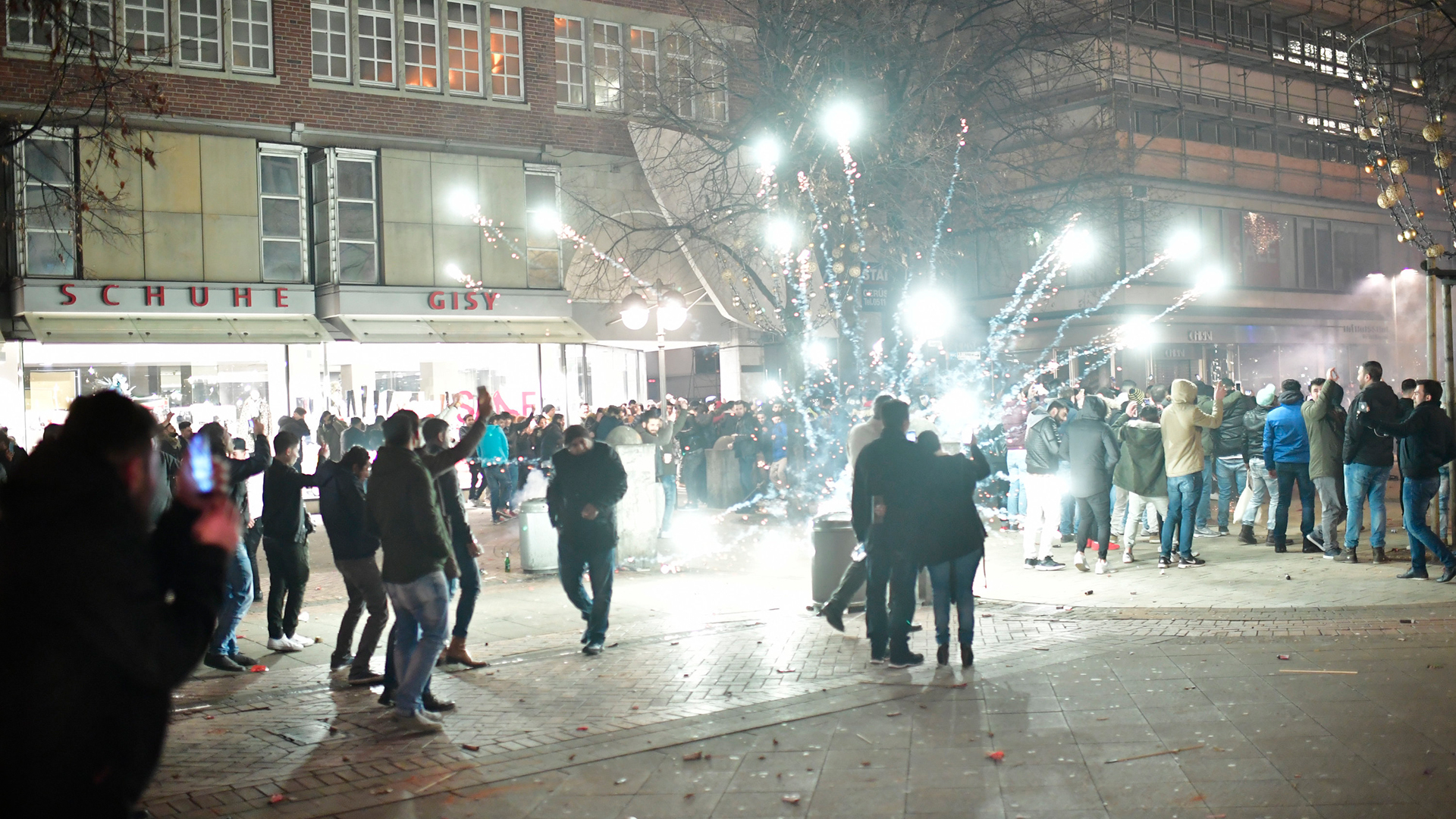 Rakete explodiert zum Jahreswechsel zwischen Kindern und Passanten in der Innenstadt Hannovers auf dem Kröpcke | dpa