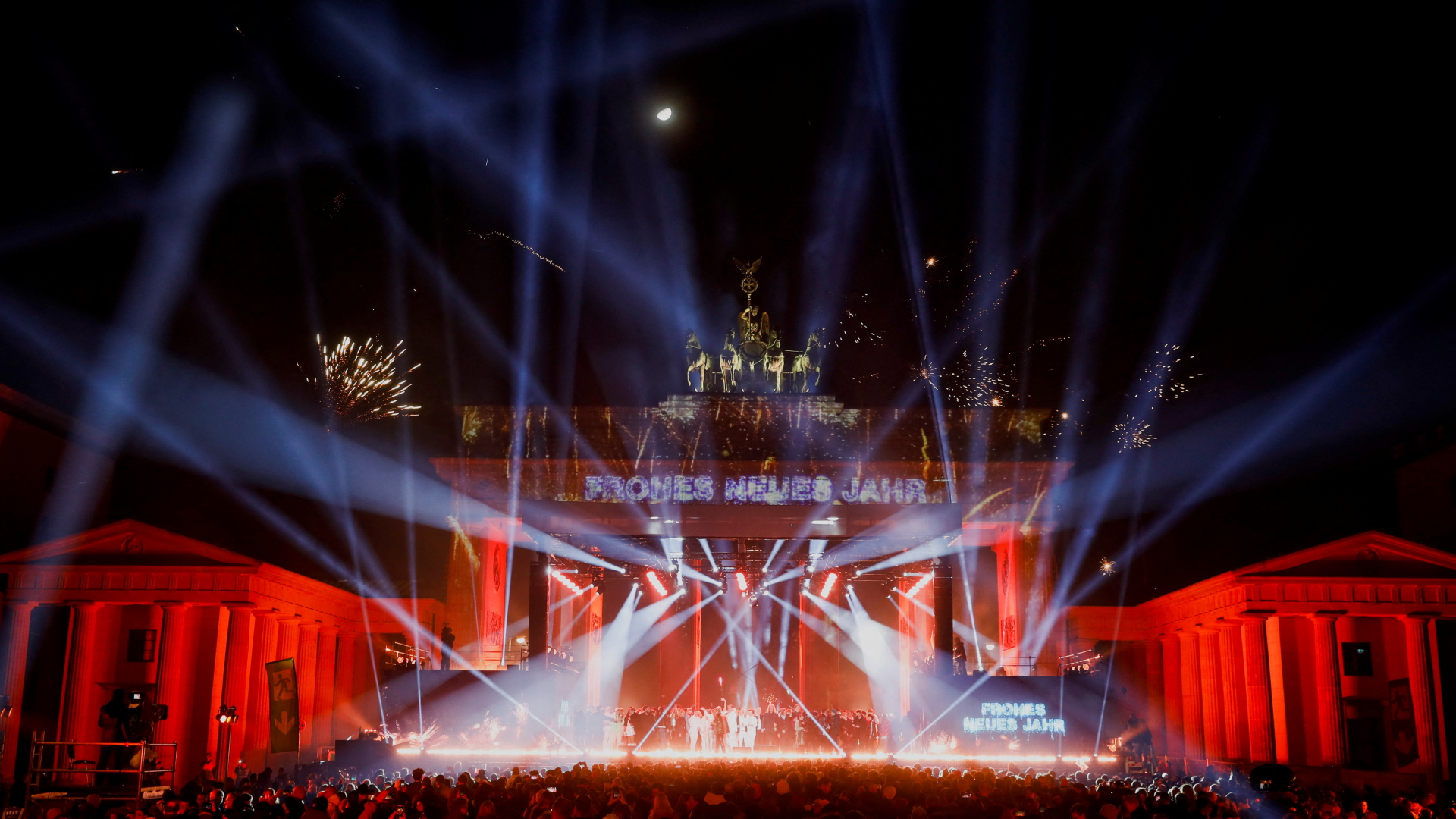 Silvesterfeiern und Lightshow an Brandenburger Tor in Berlin | REUTERS