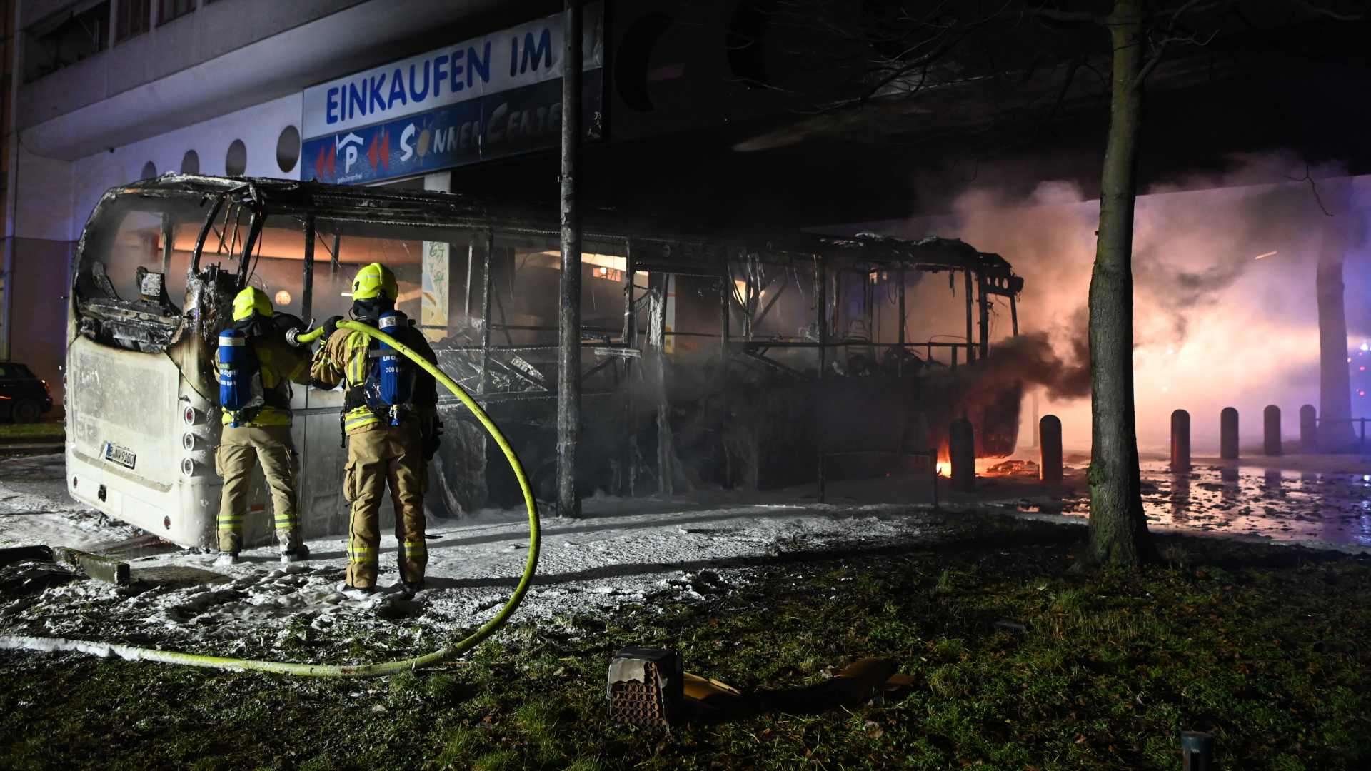 Berliner Feuerwehr löscht in Brand gesetzten Reisebus