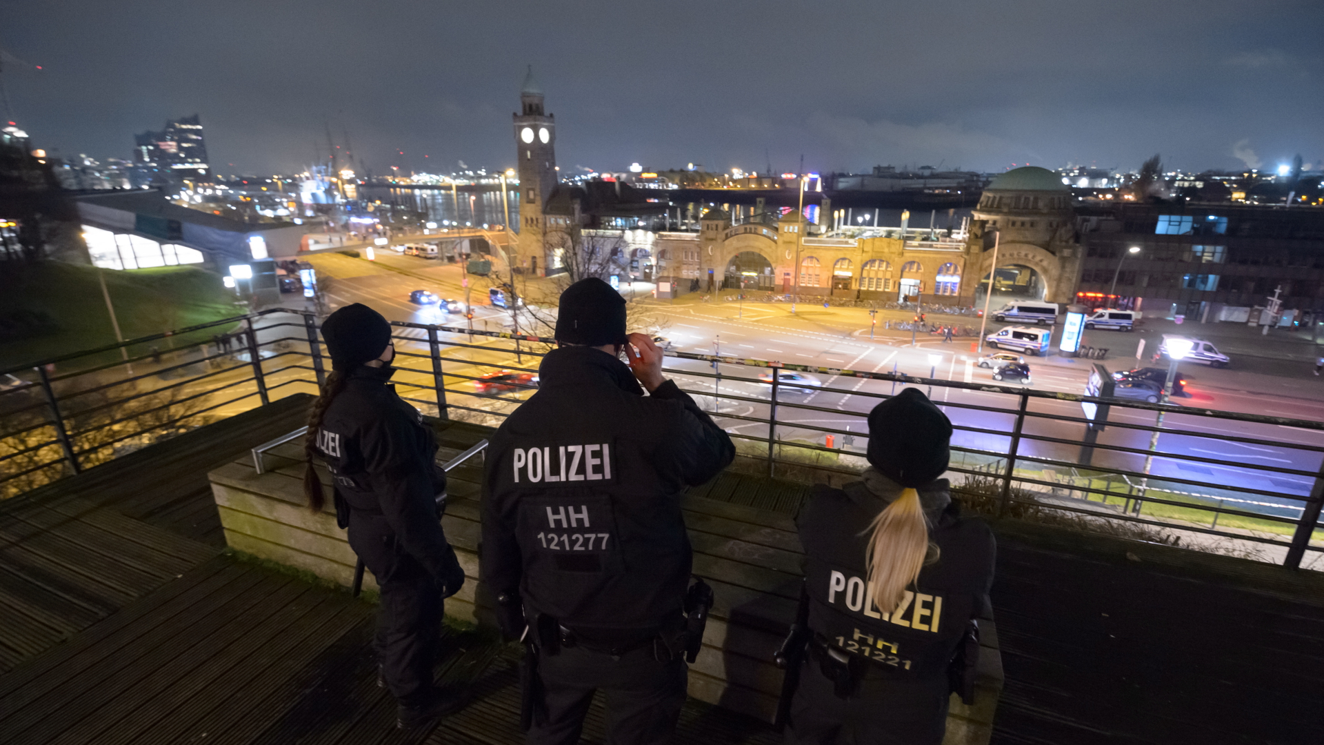 Polizisten an Silvester an den Hamburger Landungsbrücken