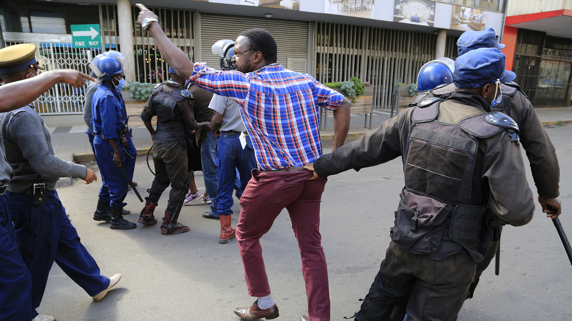 Simbabwes Polizei verhaftet Oppositionsanhänger vor ihrem Parteisitz in Harare | picture alliance/AP Photo