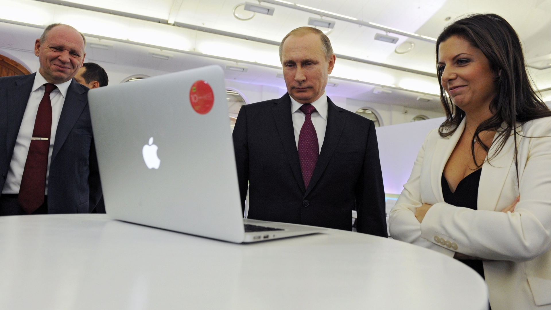 Putin und Simonjan, Chefredakteurin bei der Medienholding "Rossija Segodnja" | AP