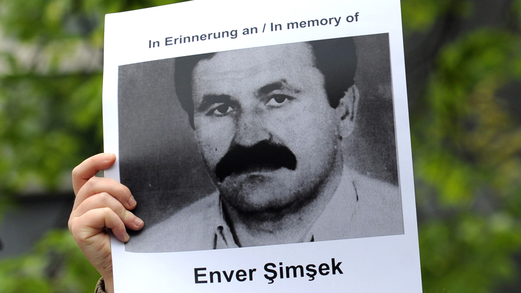 Ein Transparent mit Foto des ermordeten Enver Simsek
