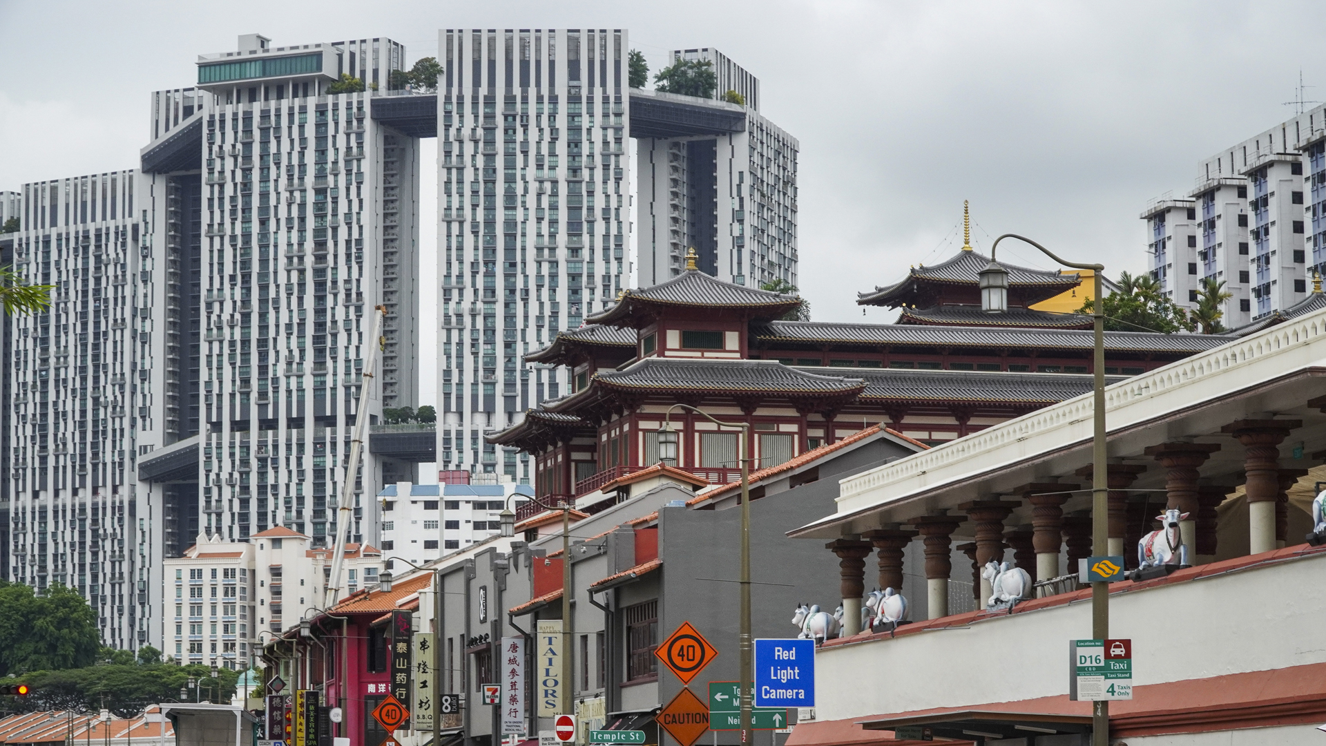 Hinter Singapurs Chinatown ragt ein HDB-Wohnkomplex in die Höhe. | picture alliance / newscom
