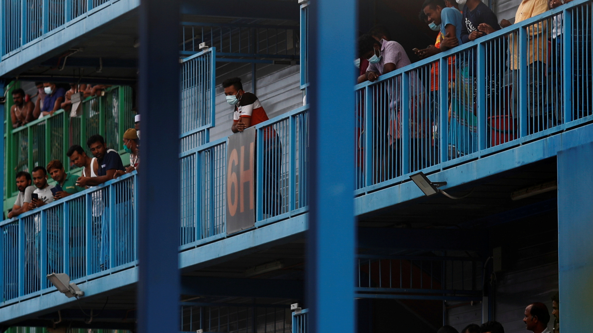 Gastarbeiter auf dem Balkon ihrer Unterkunft in Singapur | REUTERS