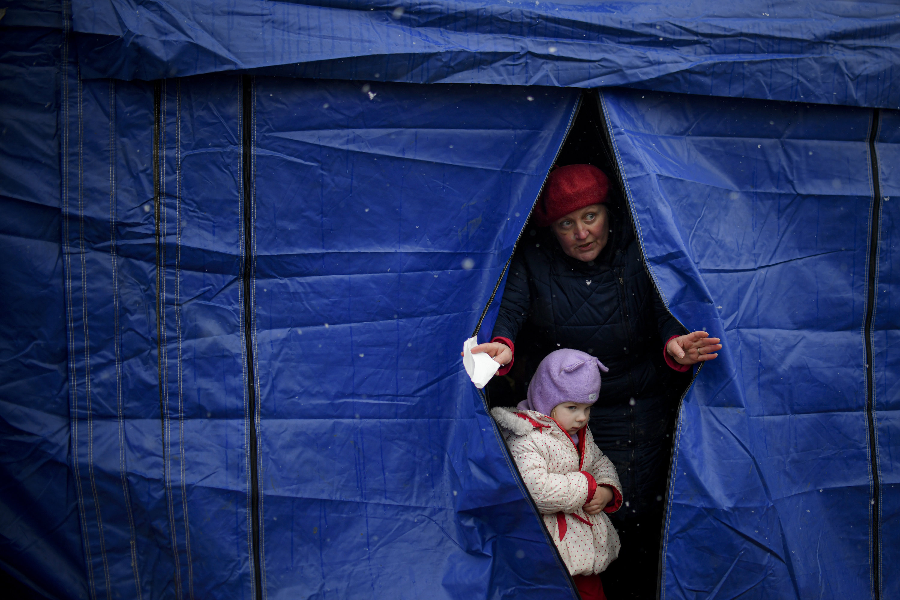 Eine Mutter mit ihrem Kind in Siret, Rumänien | AP