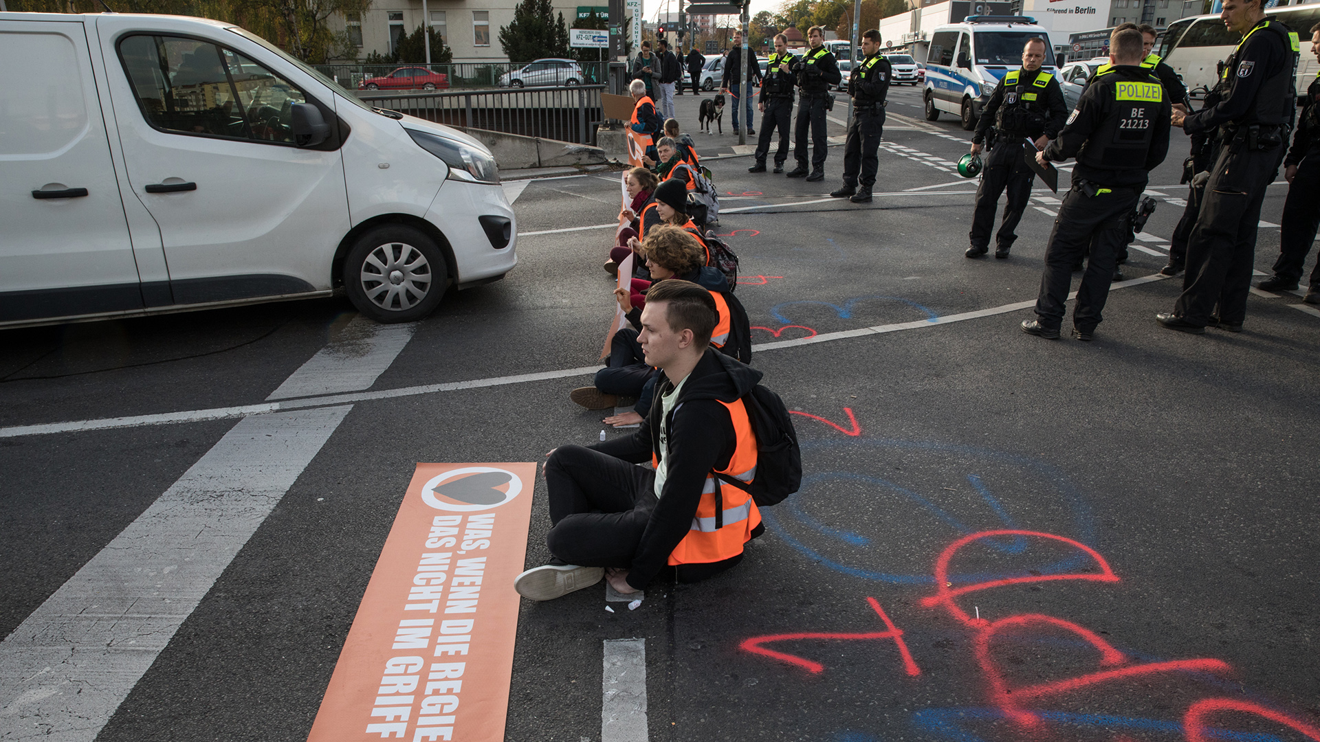 Sitzblockade auf einer Straße der Klimaaktivisten "Letzte Generation" (Aufnahme: 13. Oktober 2022) | picture alliance / ZUMAPRESS.com
