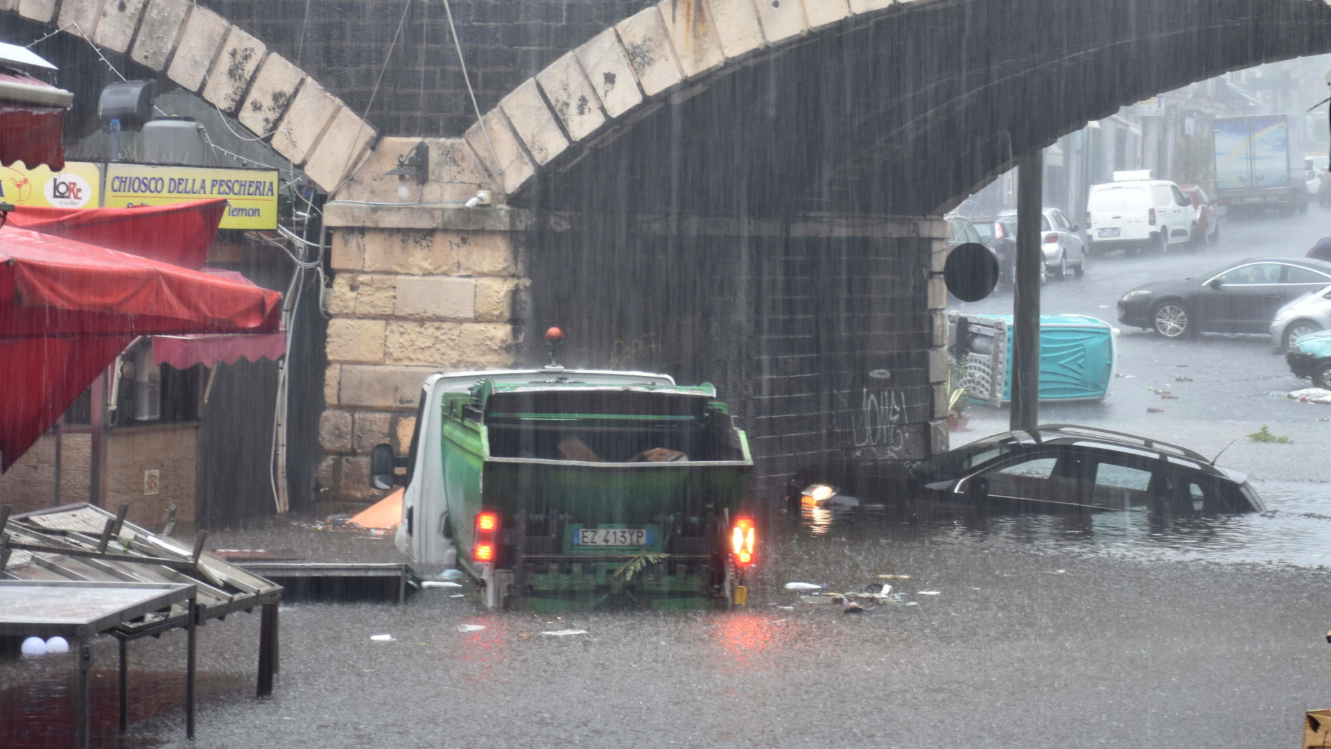 Autos stehen halb versunken im Wasser unter einer Brücke | dpa