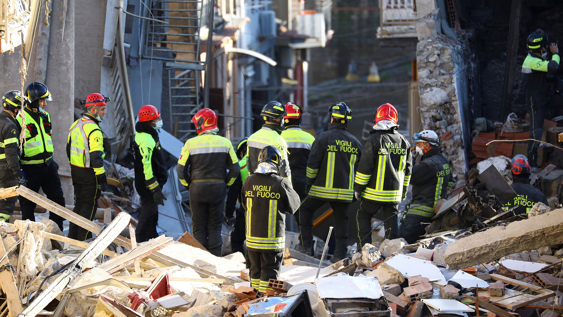 Mitglieder eines Rettungsteams suchen nach einer Gasexplosion in einem Wohnhaus in Ravanusa, Italien, nach Opfern. | REUTERS