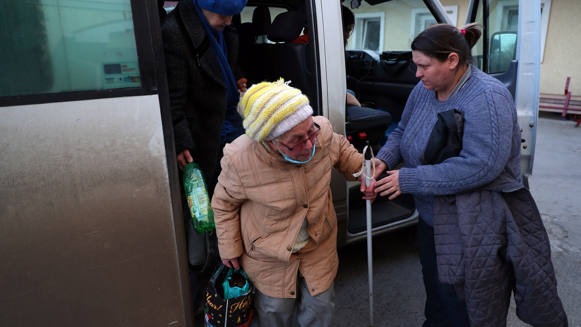 Menschen, die aus der Stadt Sjewjerodonezk geflohen sind, verlassen einen Bus in in der Stadt Dnipro. | EPA
