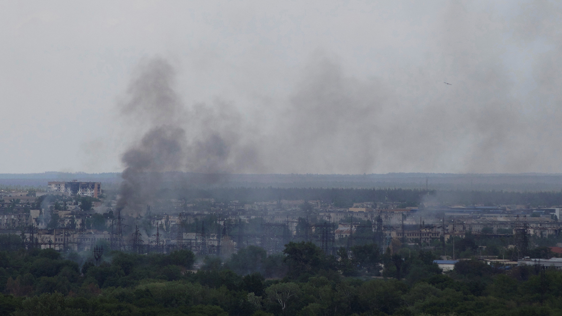 Rauch steigt über der Stadt Sjewjerodonezk  in den Himmel. (Archivbild: 18. Juni 2022) | REUTERS