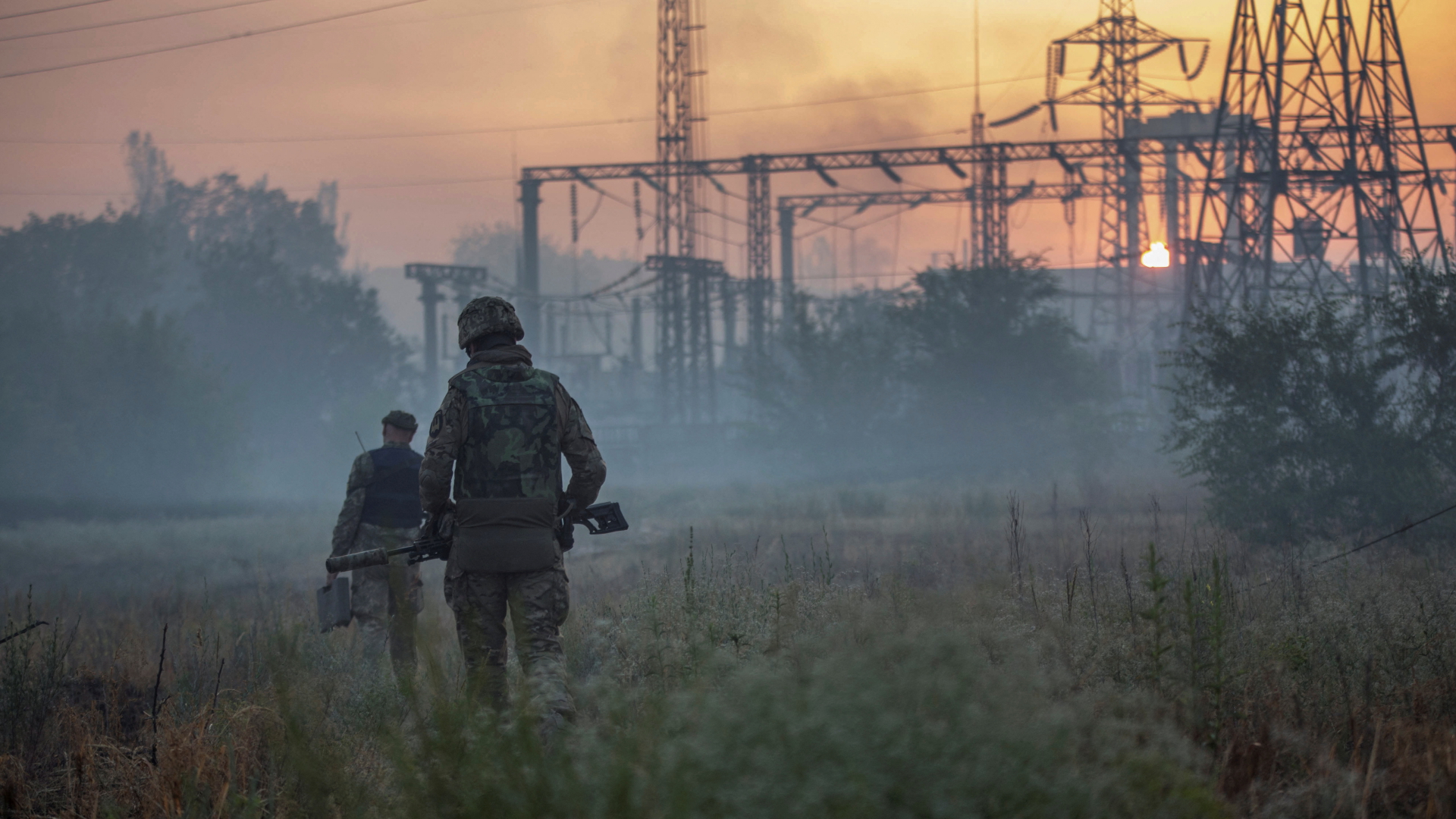 Ukrainische Soldaten auf Patrouille rund um die ukrainische Stadt Sjewjerodonezk. | REUTERS