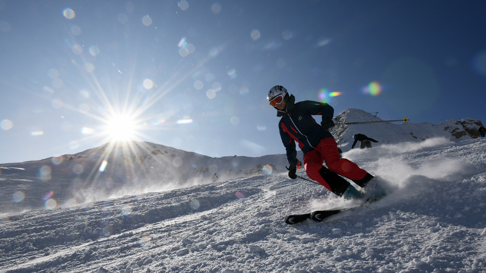 Ein Skifahrer ist auf der Zugspitze unterwegs. | picture alliance/dpa