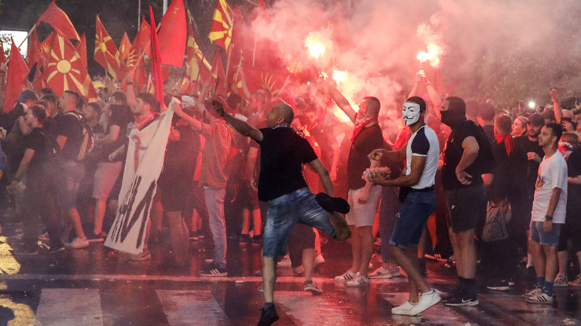 Menschen bei einem Protest in Skopje, Nordmazedonien | AP