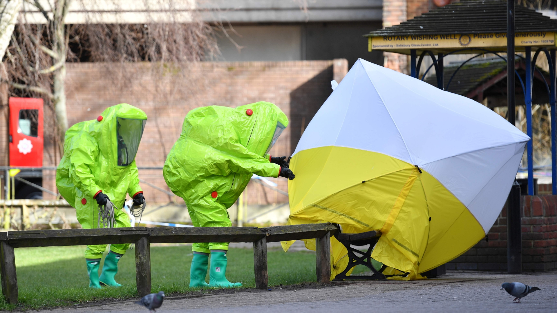Menschen in Schutzanzügen untersuchen einen Tatort in Salisbury | AFP