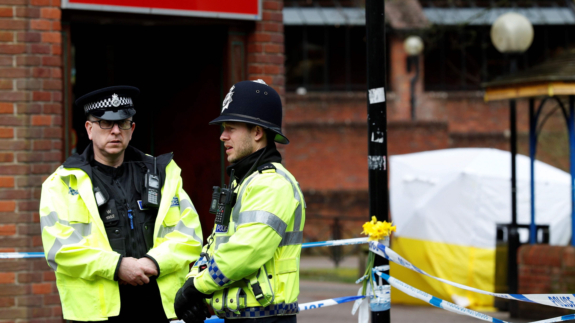 Polizisten in Salisbury an der Bank, wo Skripal und seine Tochter gefunden wurden. | AFP