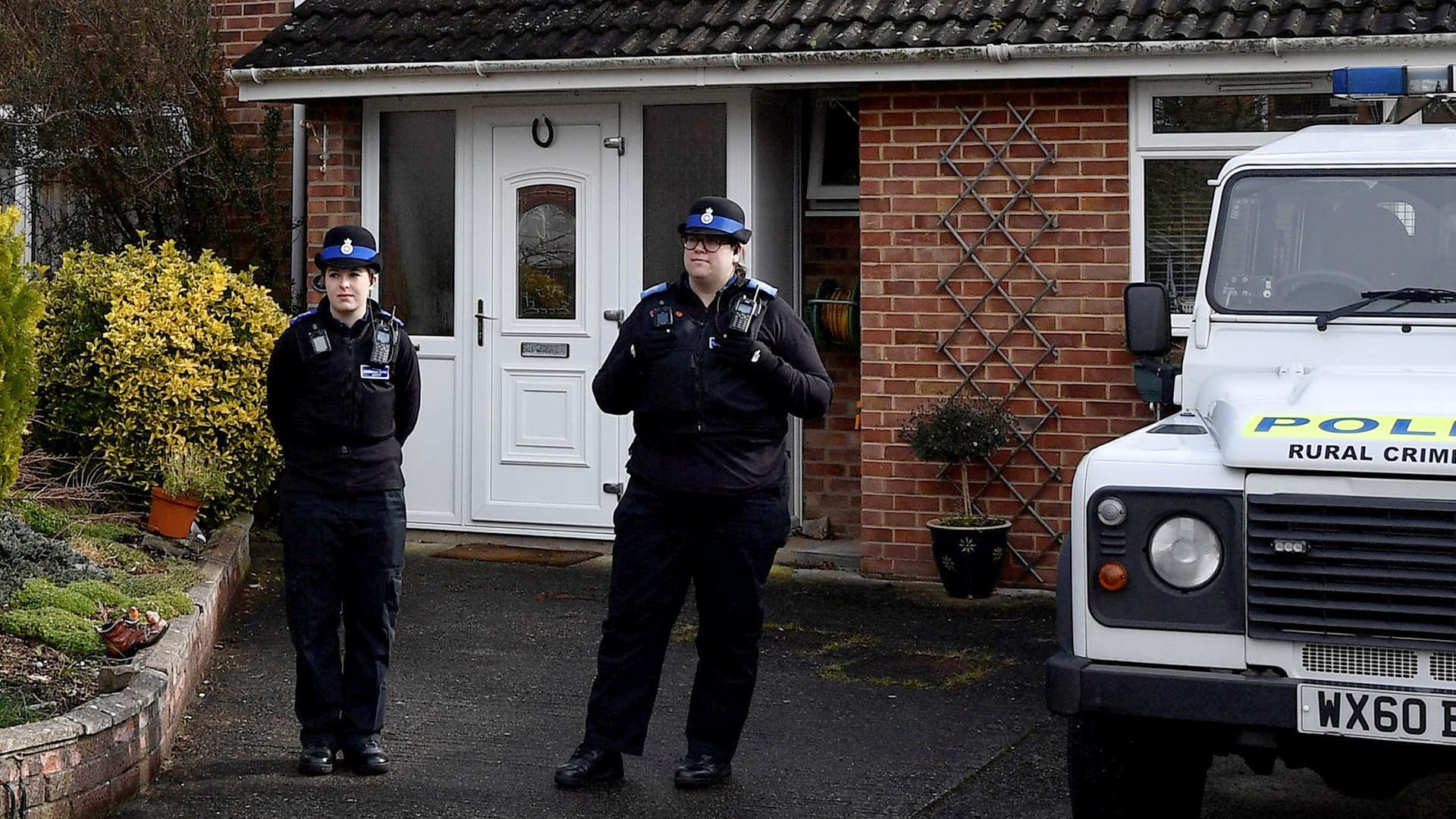 Polizistinnen vor dem Wohnhaus von Sergej Skripal in Salisbury (Archivbild). | REUTERS