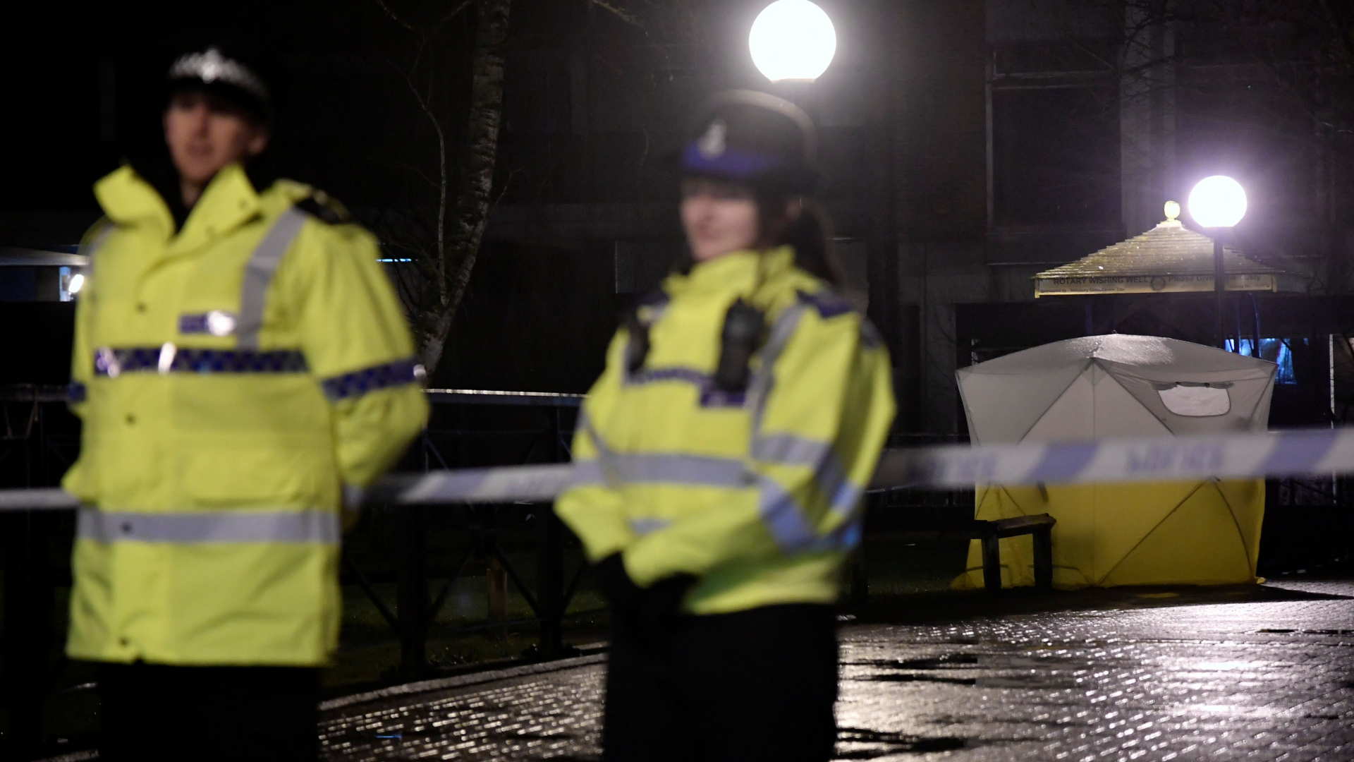 Polizisten sperren ein Gebiet in Salisbury ab.