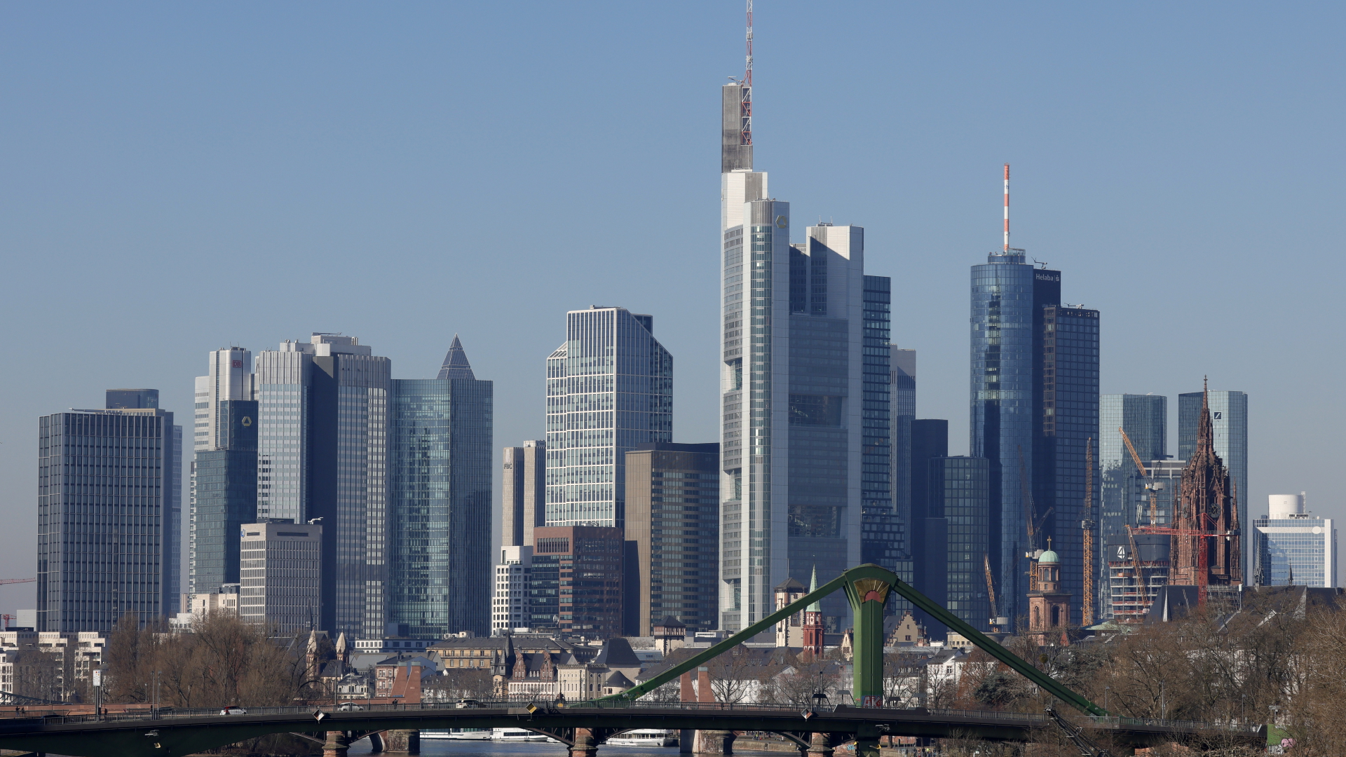 Blick auf die Bankentürme in Frankfurt am Main | EPA